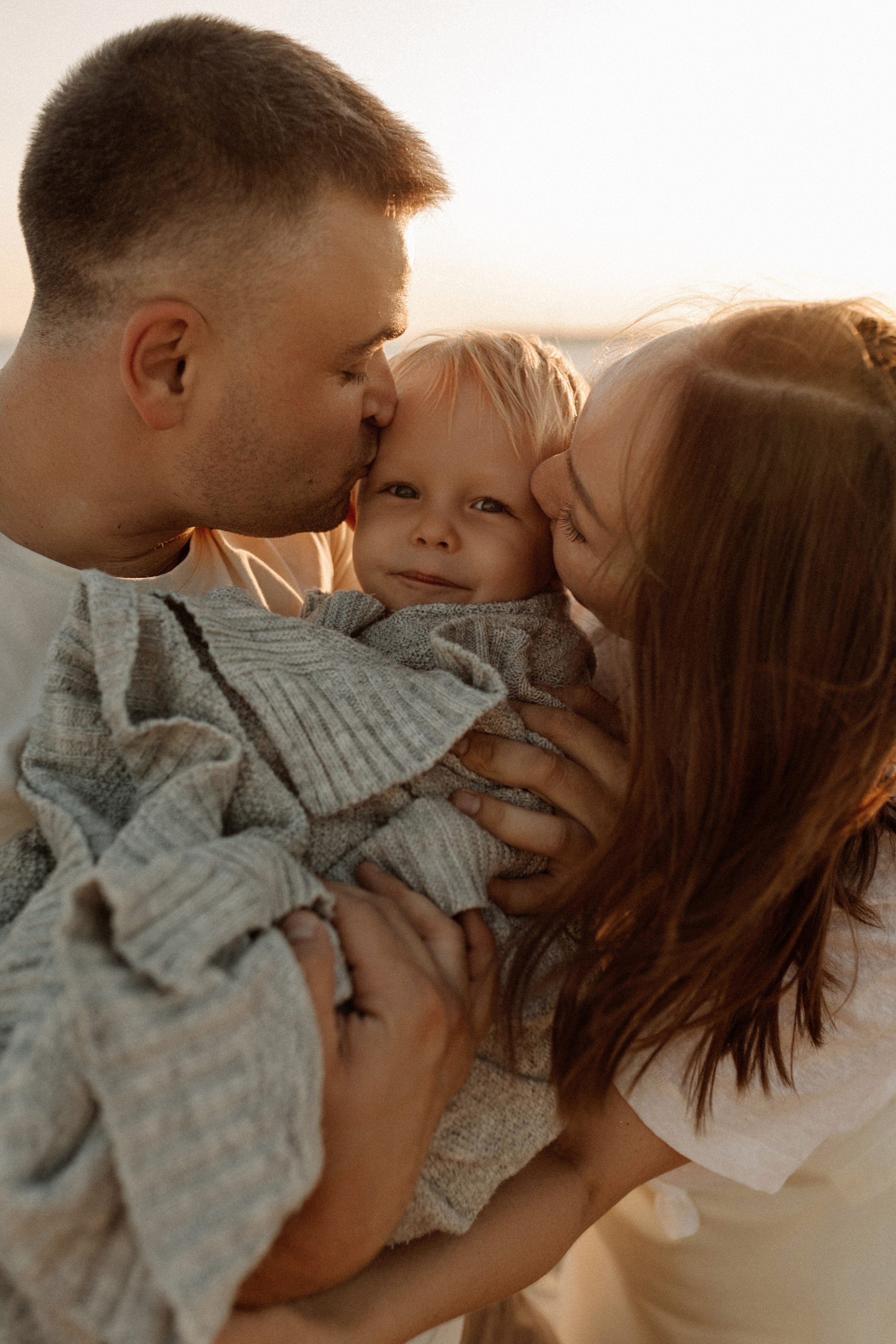 Трое у реки, не считая фотографа. Семейный фотограф в Краснодаре Яна Морева