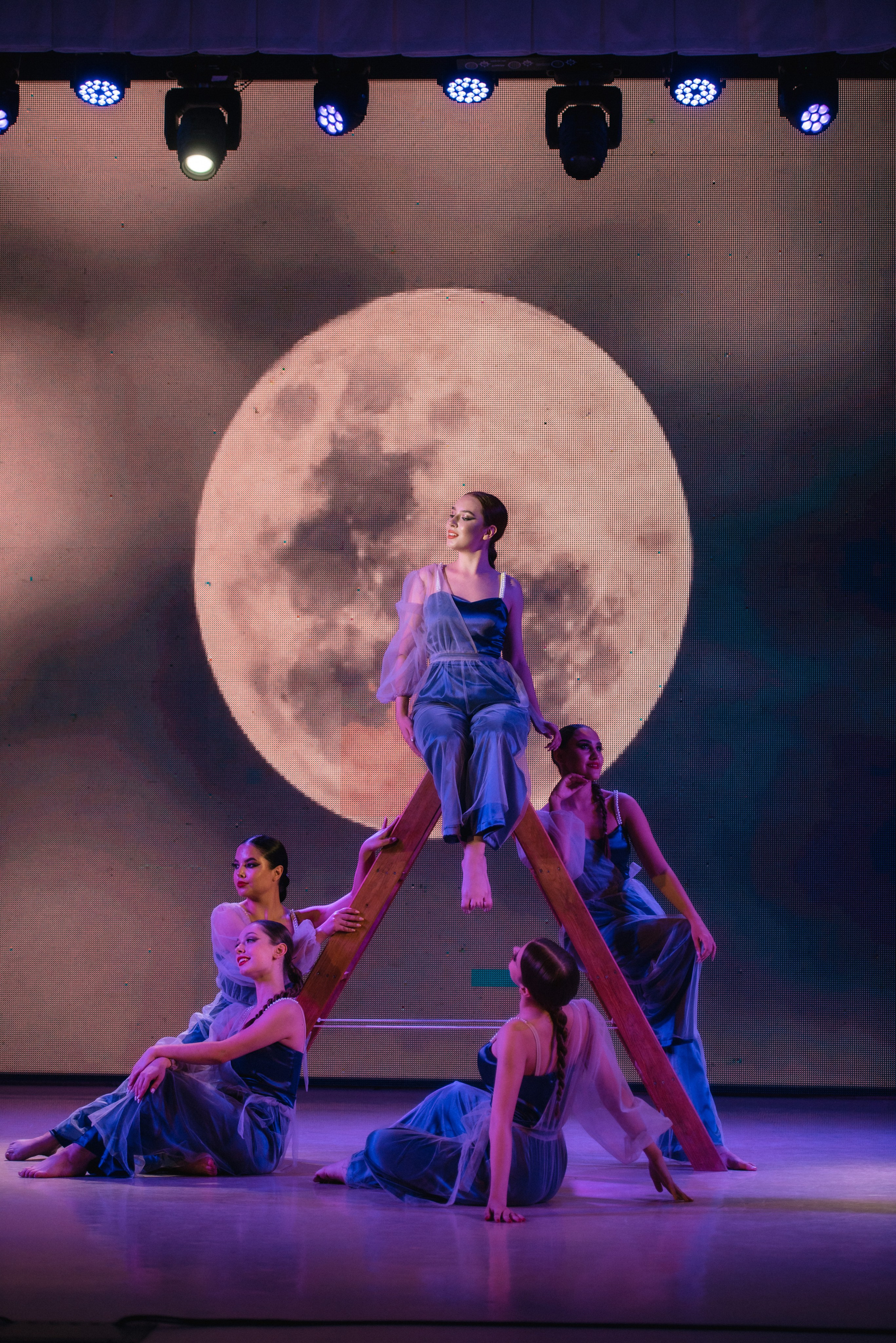 Выступления на сценах и уличных площадках. Танцевальная шоу-группа «GRANAT»