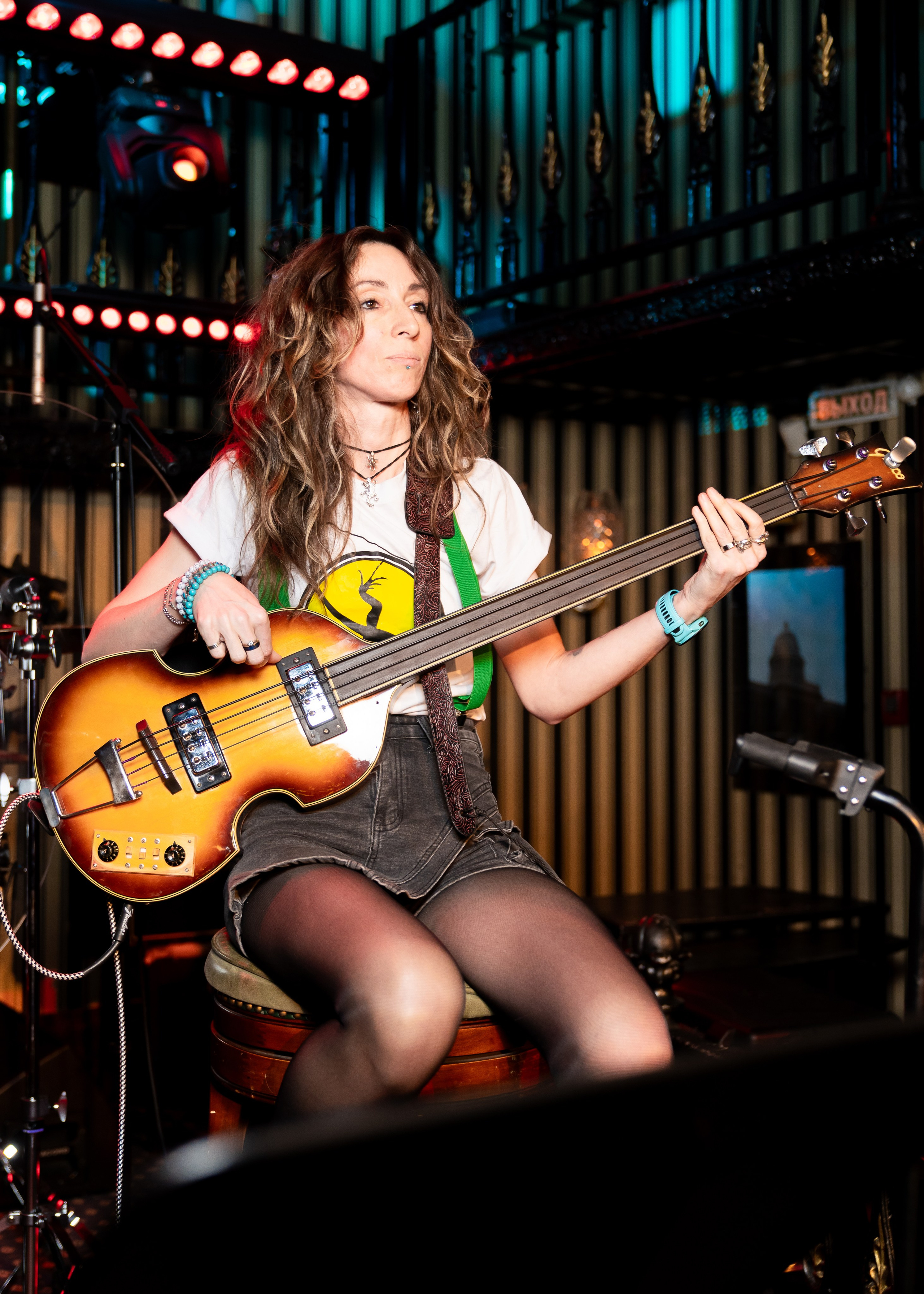 Басистка Екатерина ladies  во время выступления в Douglas Bar. Концерт в Дуглас баре, фото Евгения Мальцева.