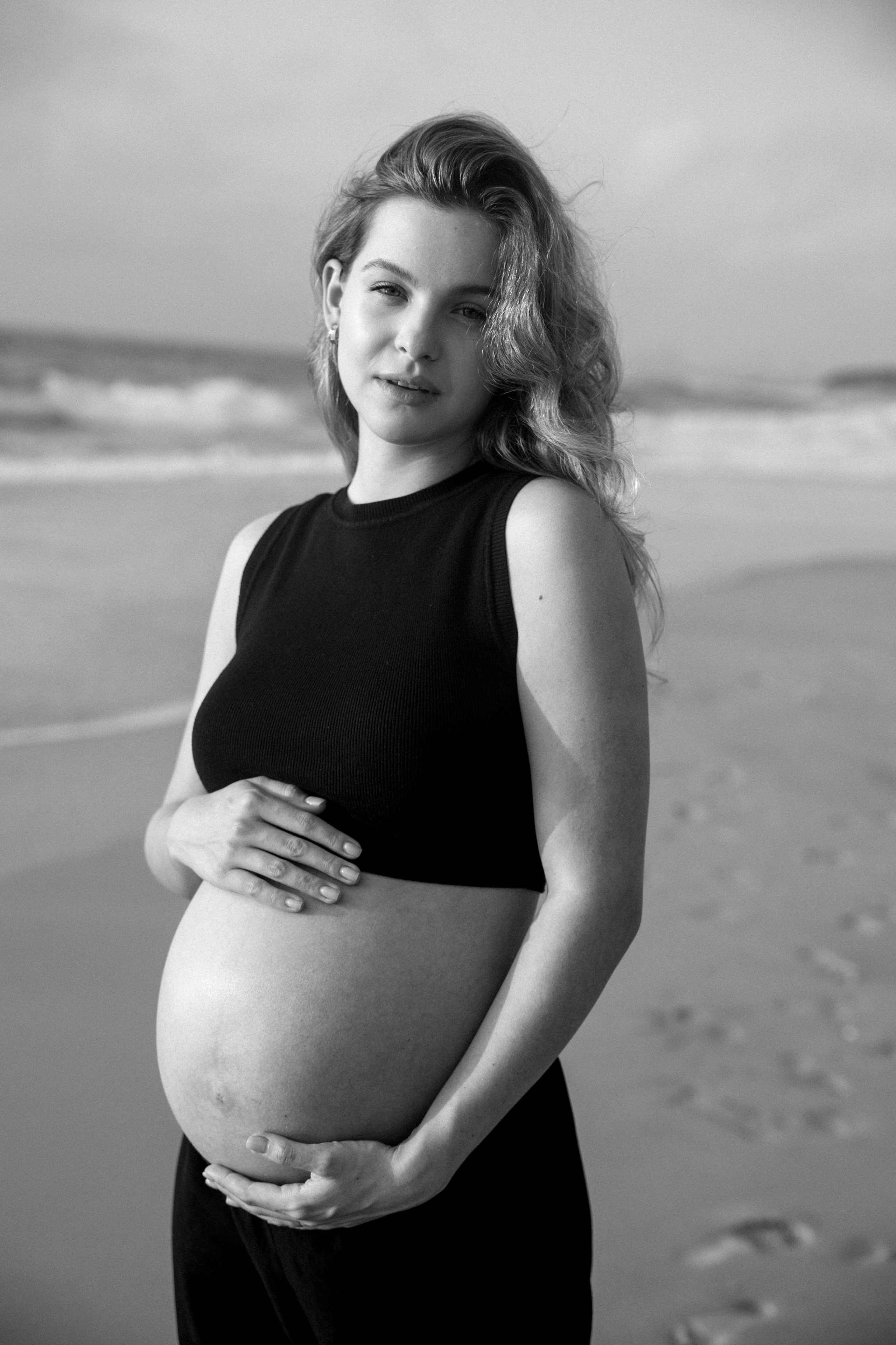 Pregnancy photoshoot near the sea (cloudy weather). Главная