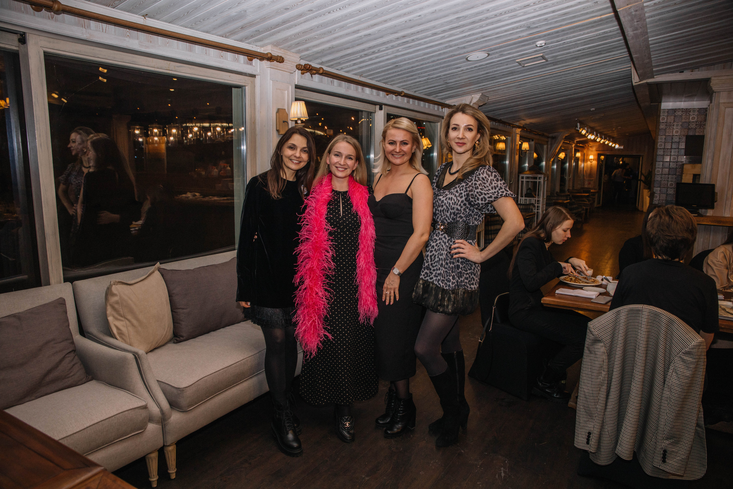 Новогодний корпоратив 2022. Ресторан Понтон. Фотограф в Красногорске Инна Романова, индивидуальные съемки, лавстори