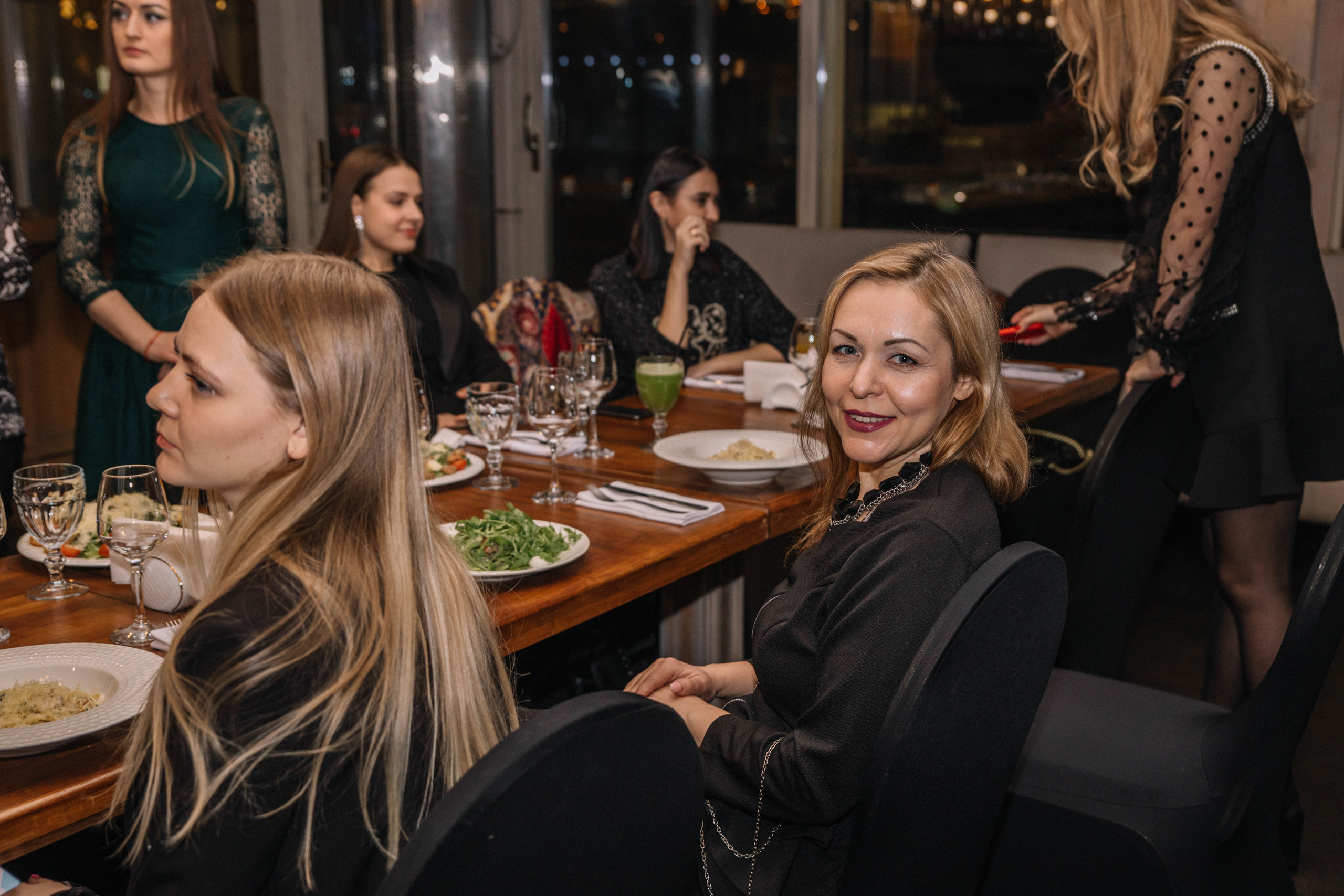 Новогодний корпоратив 2022. Ресторан Понтон. Фотограф в Красногорске Инна Романова, индивидуальные съемки, лавстори