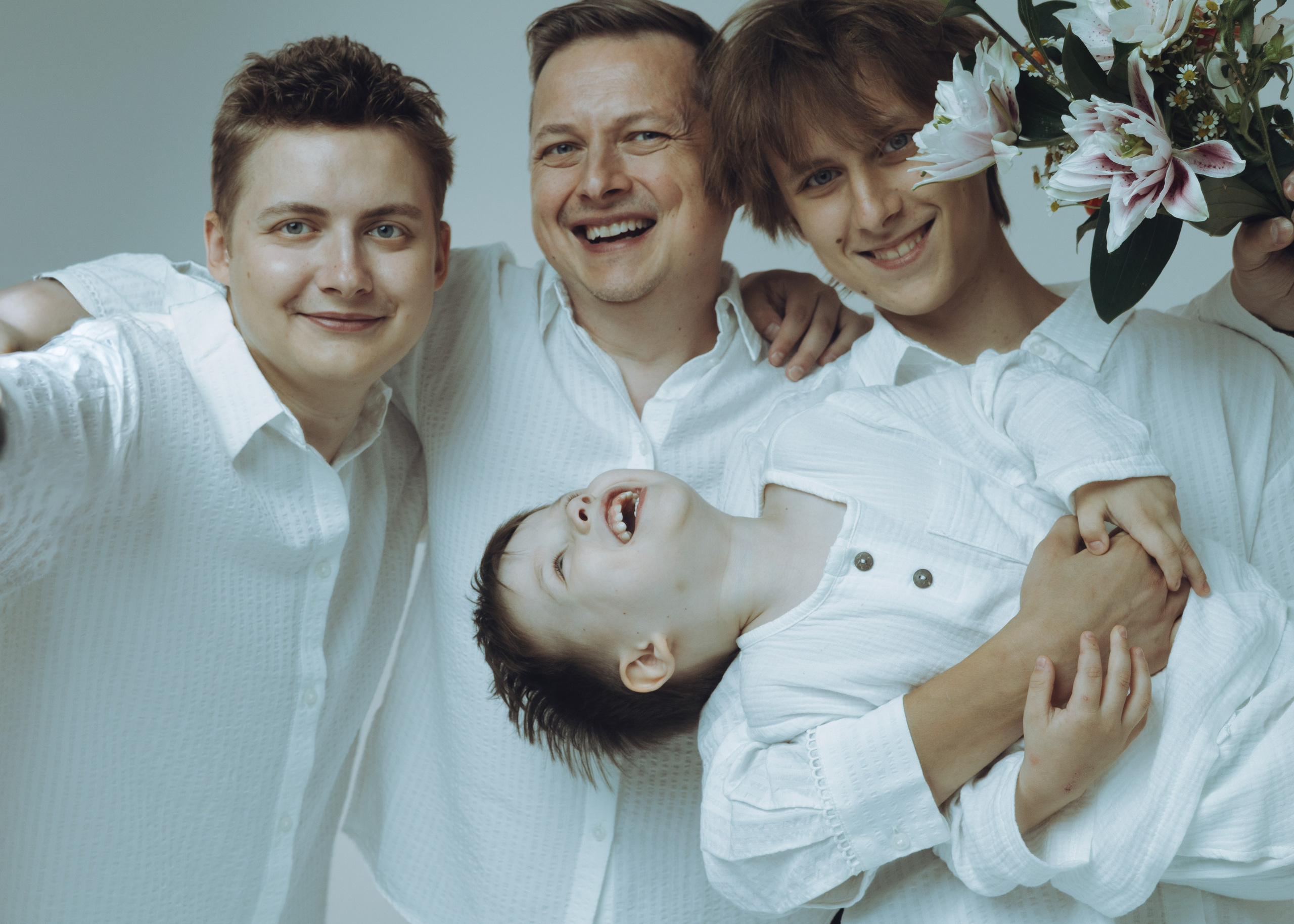Мужская фотосессия с цветами