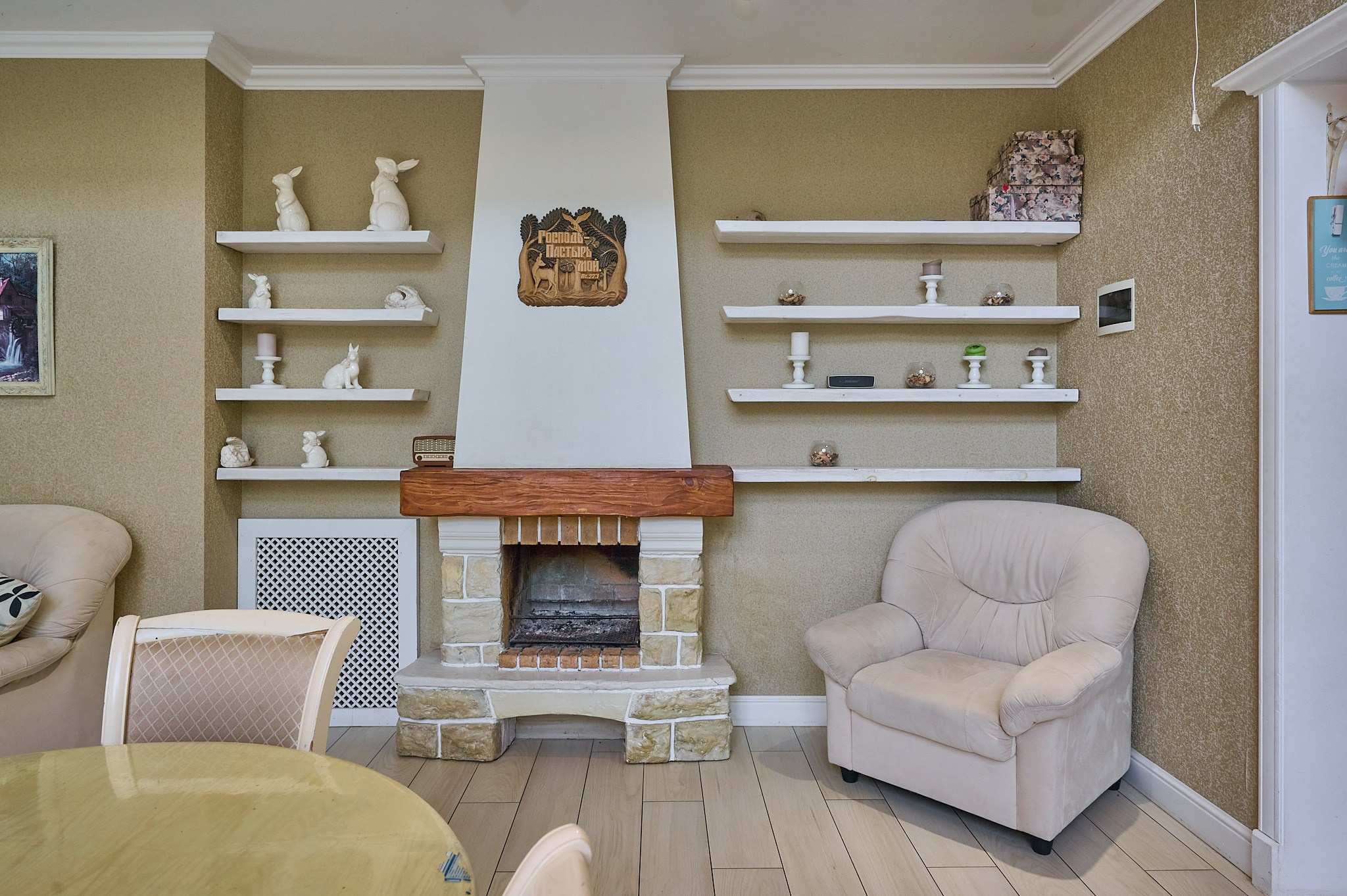камин полки кресло 