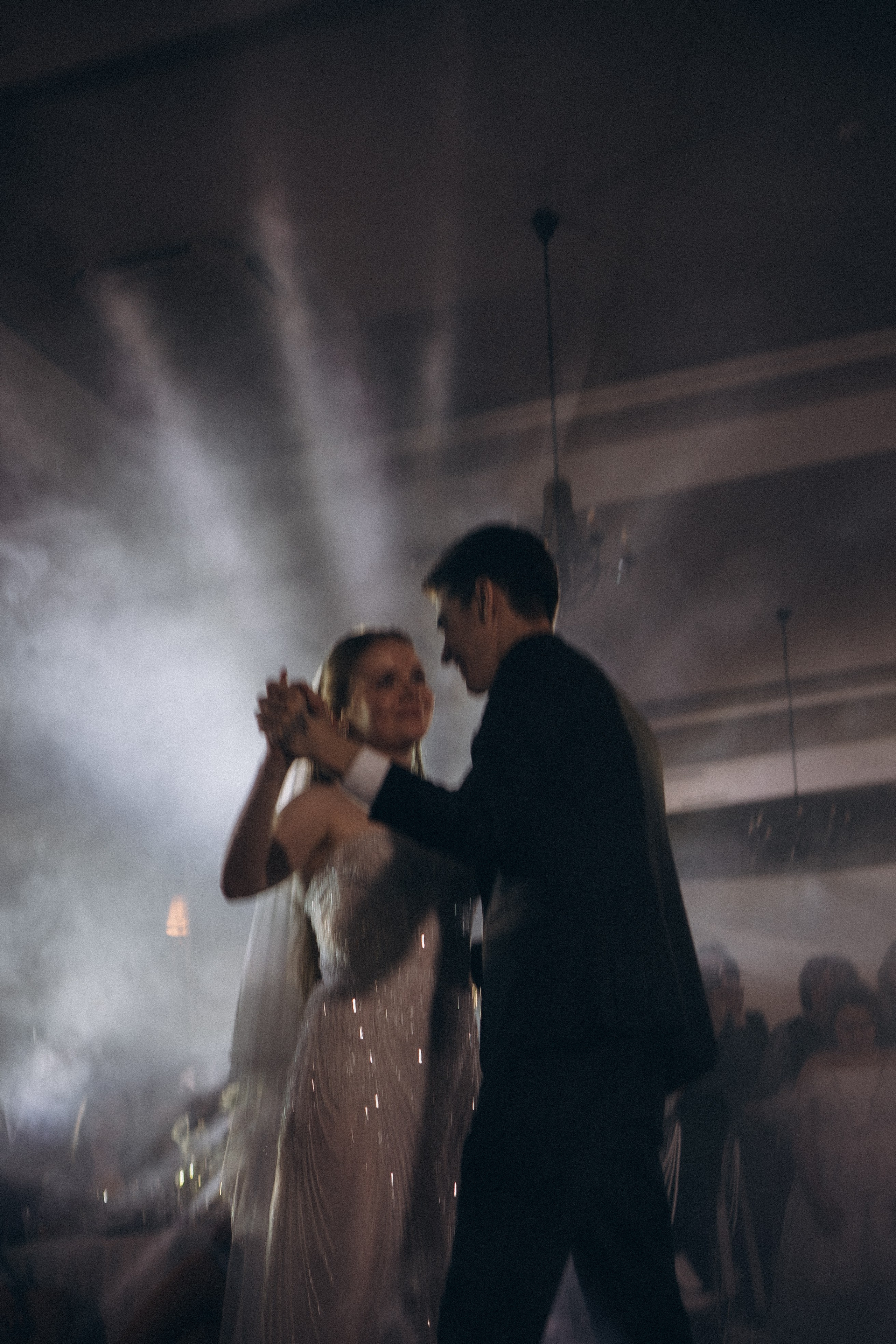 ПЕРВЫЙ ТАНЕЦ МОЛОДЫХ НА БАНКЕТЕ. ТРОГАТЕЛЬНЫЙ МОМЕНТ (СНЯТО В СИБИРЕ В НИЖНЕВАРТОВСКЕ). Профессиональный фотограф, Санкт-Петербург — Виктория Богомолова