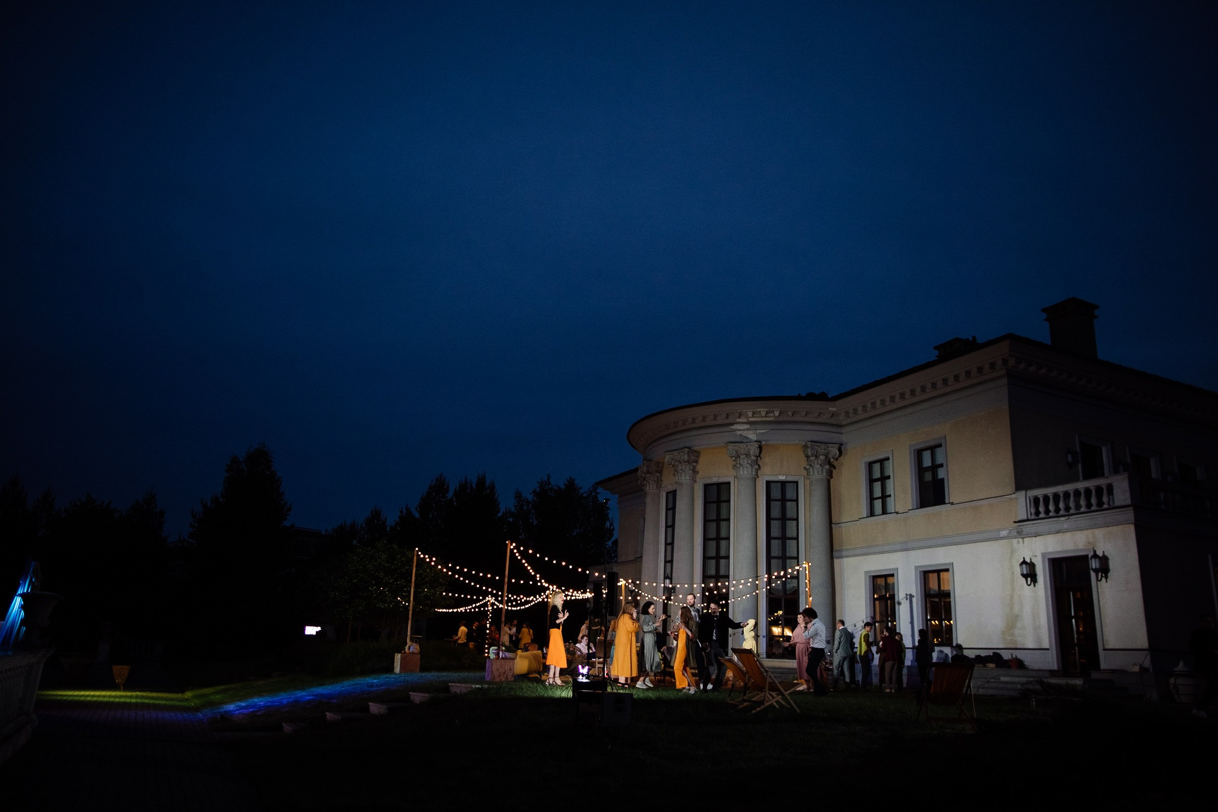 HOLDING_OUT_OF_THE_HERO. Wedding photographer in Europe