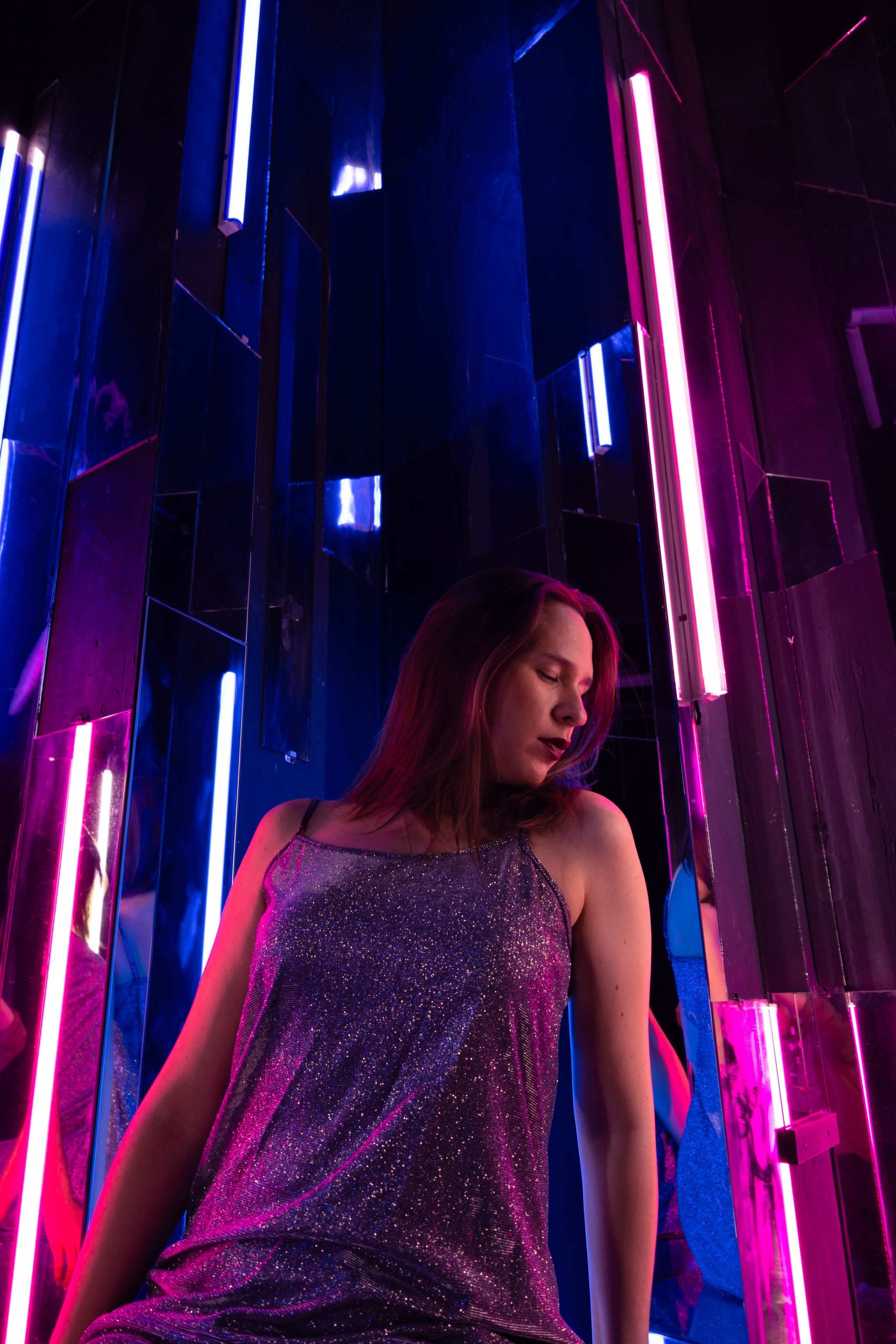 В лучах неона