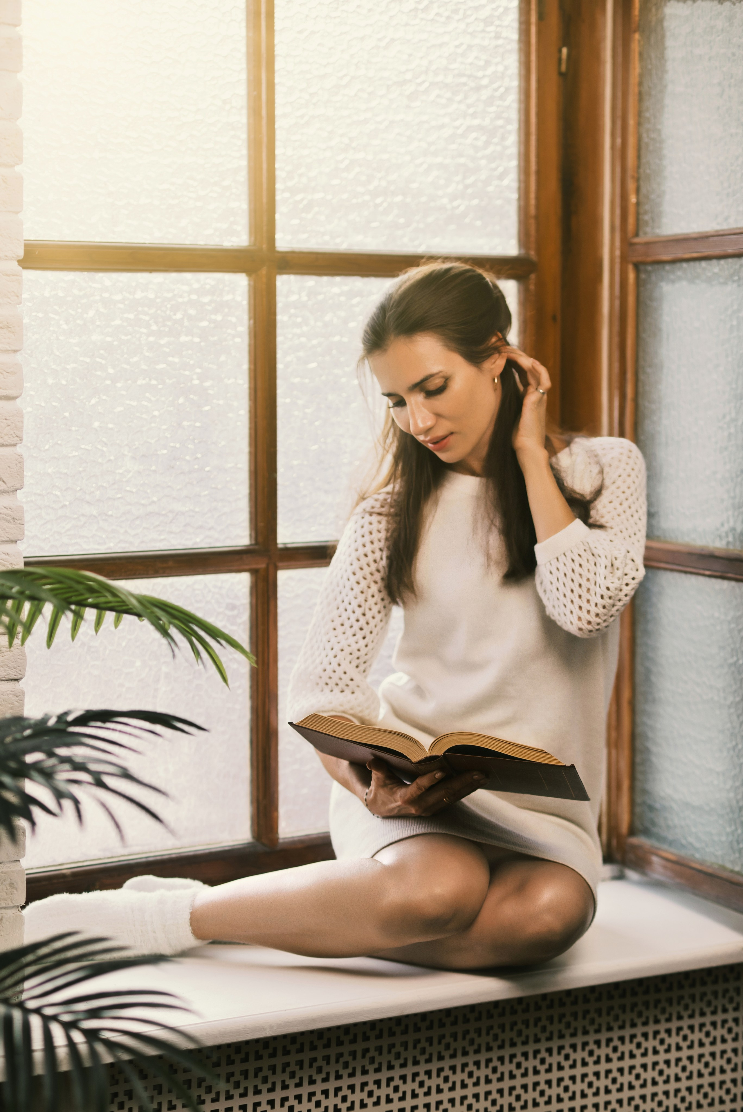 У окна. Фотограф Денис Кривопусков