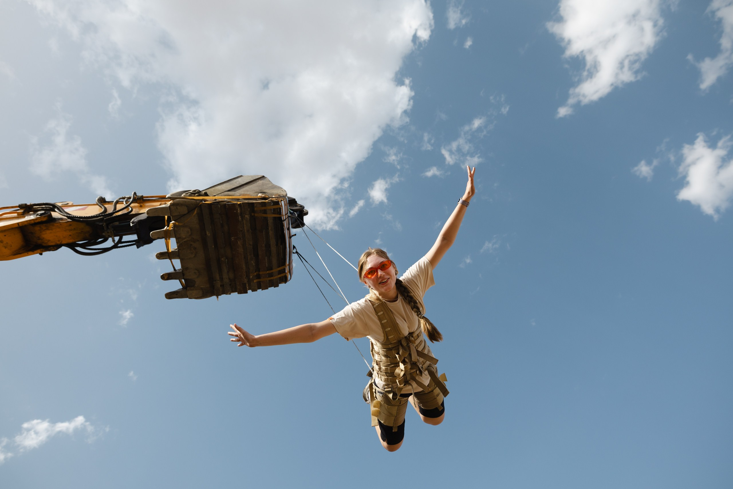 Здравствуйте! Я свадебный фотограф из Ульяновска, работаю в том числе по всей России и с выездом за границу. Снимаю свадьбы, lovestory, корпоративы, светский репортаж. Провожу обучение по фотографии, мастер-классы и воркшопы для других фотографов.