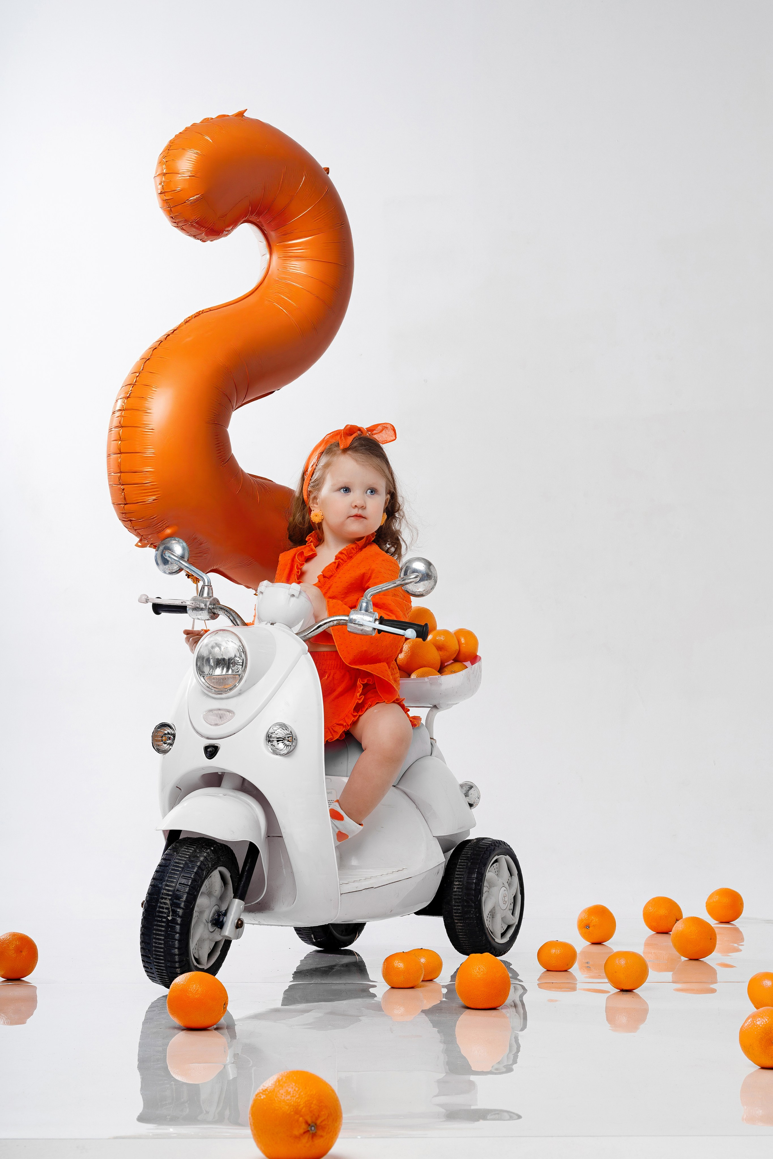 Детская фотосессия с мандаринами в студии в Сочи. Детский студийный фотограф Сочи