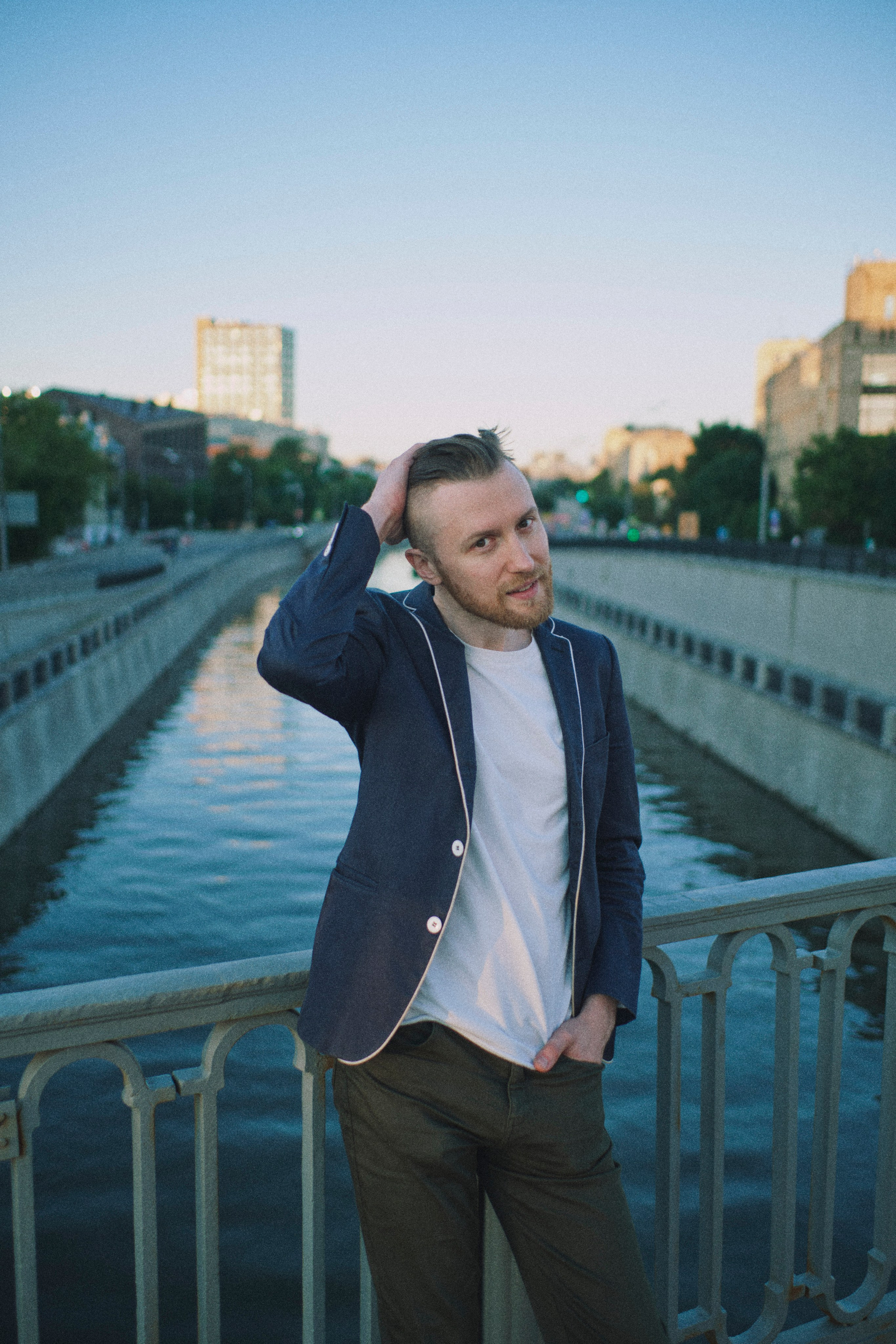 Мужчина на мосту Яузы на закате, портрет