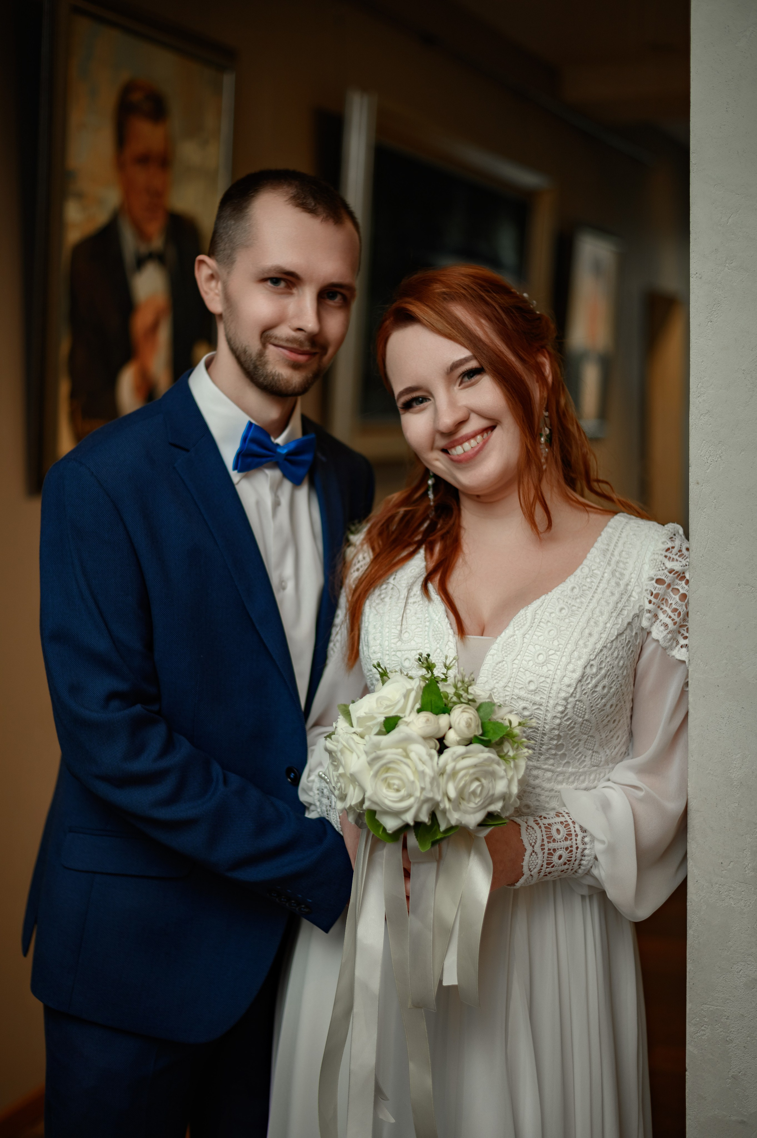 Фотосессия для жениха и невесты на свадебном банкете в ресторане.