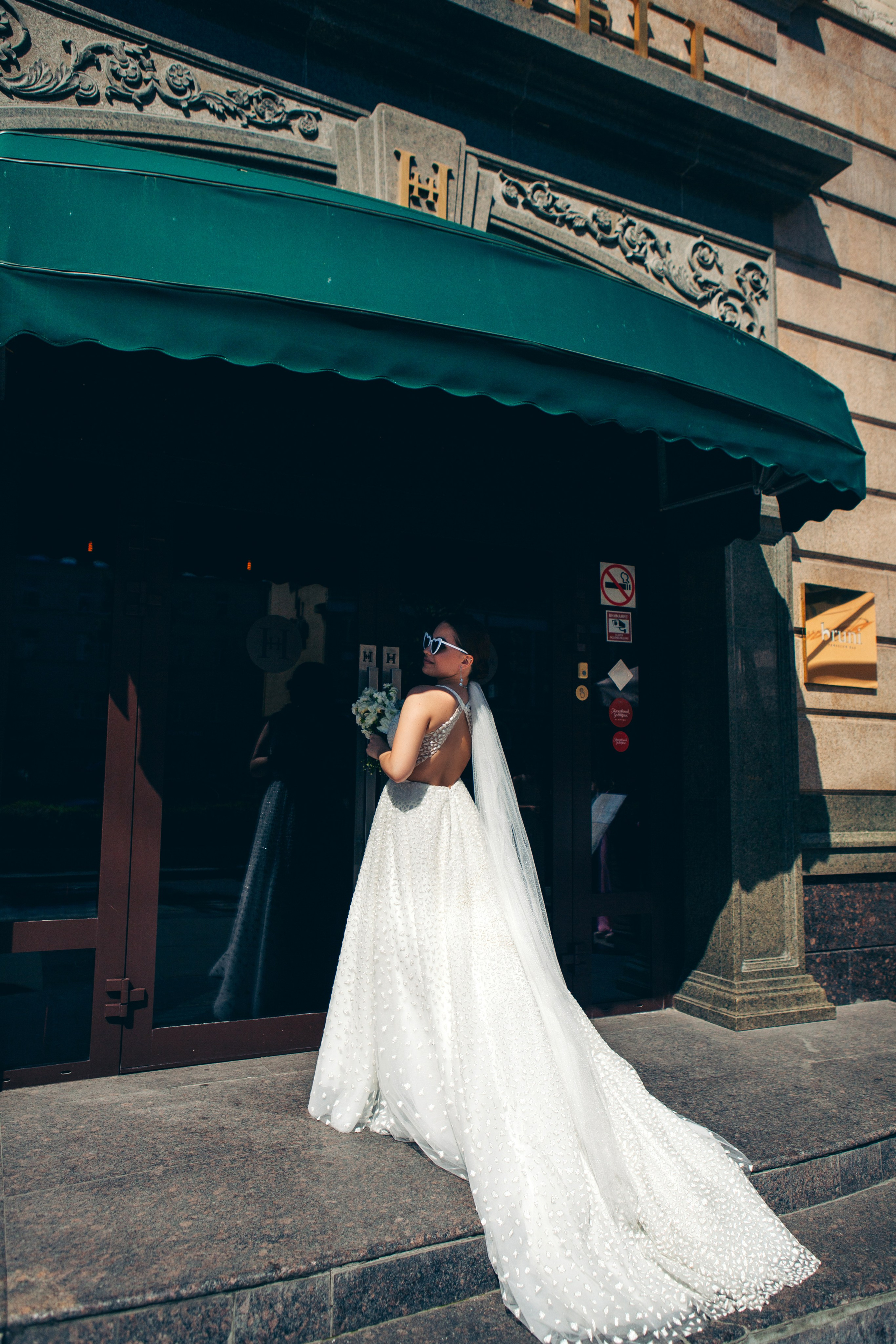 Свадебная фотосессия в отеле hartwell hotel и на патриарших прудах. Фотограф Ольга Ефремова