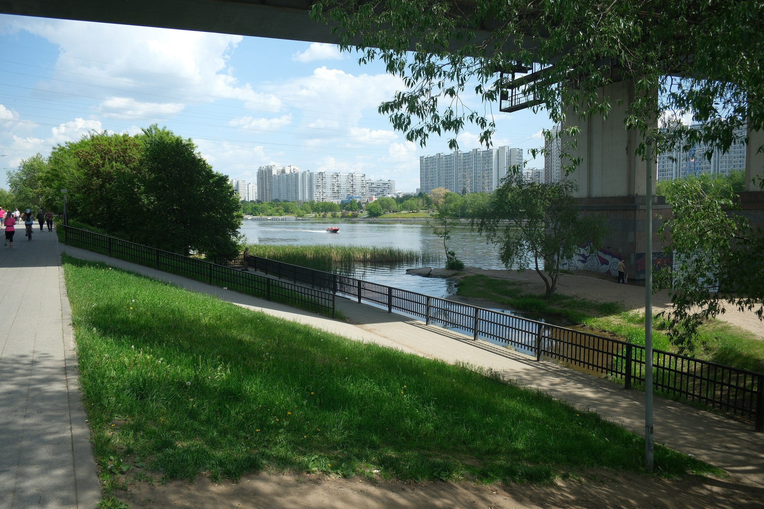 Парк 850 лет Москве. Снято на Voigtlander 18/2,8 Color-scopar. Улица, люди, жизнь…