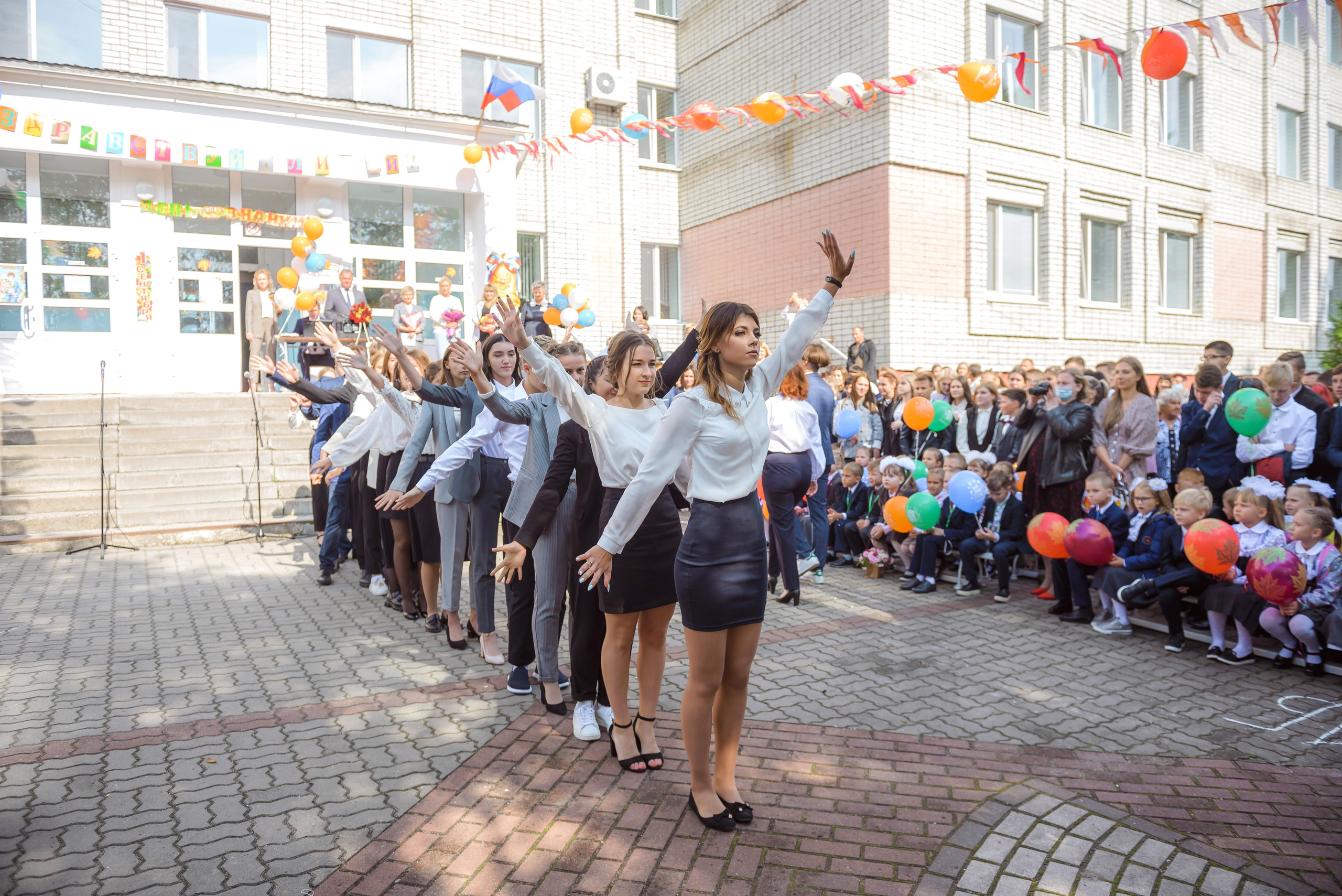 Линейка 11-е классы 2023. Фотограф Галина Лисанова, г. Брянск