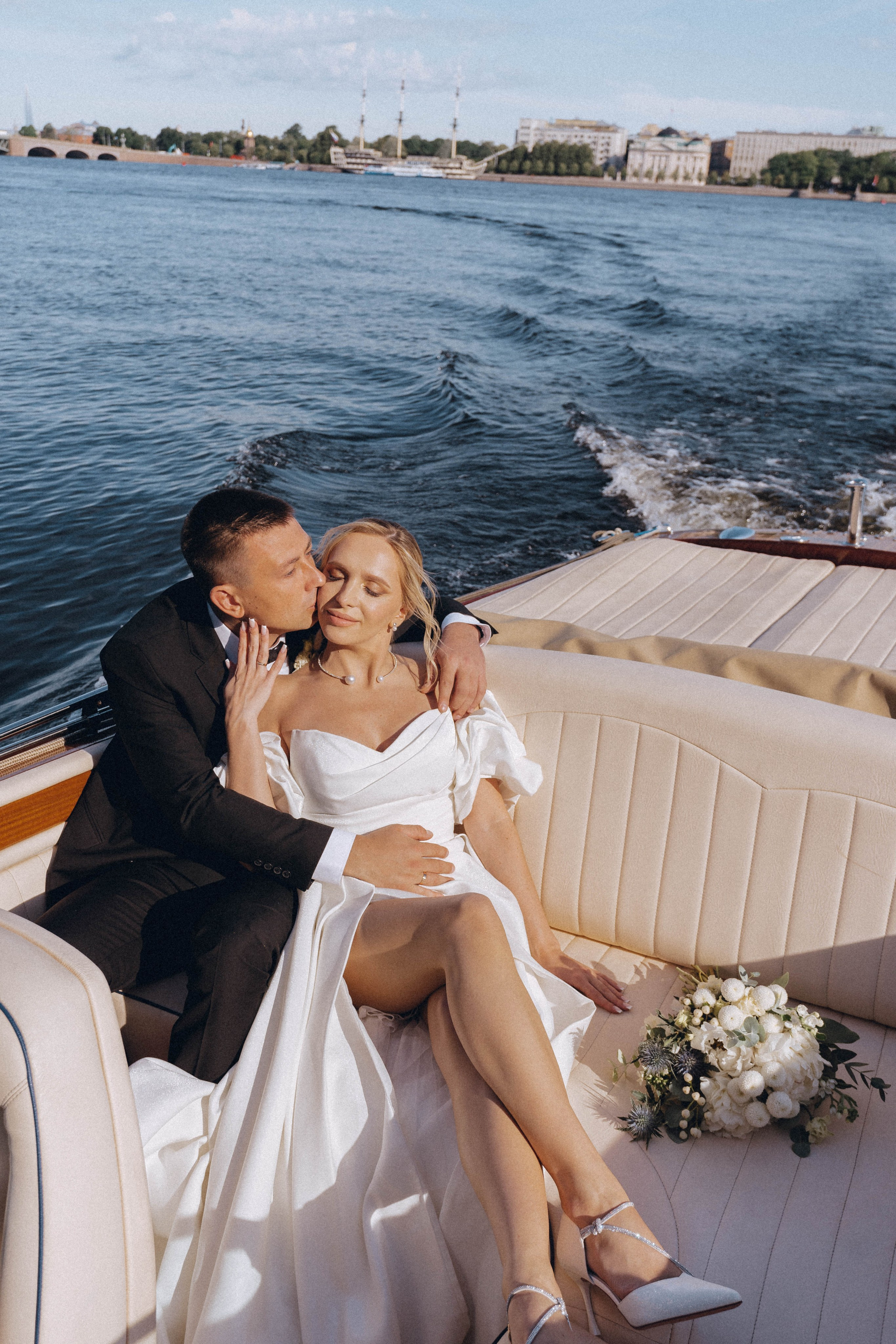 СВАДЕНБНАЯ СЬЕМКА НА КАТЕРЕ ПО КАНАЛАМ САНКТ-ПЕТЕРБУРГА И В АКВАТОРИИ НЕВЫ. Профессиональный фотограф, Санкт-Петербург — Виктория Богомолова