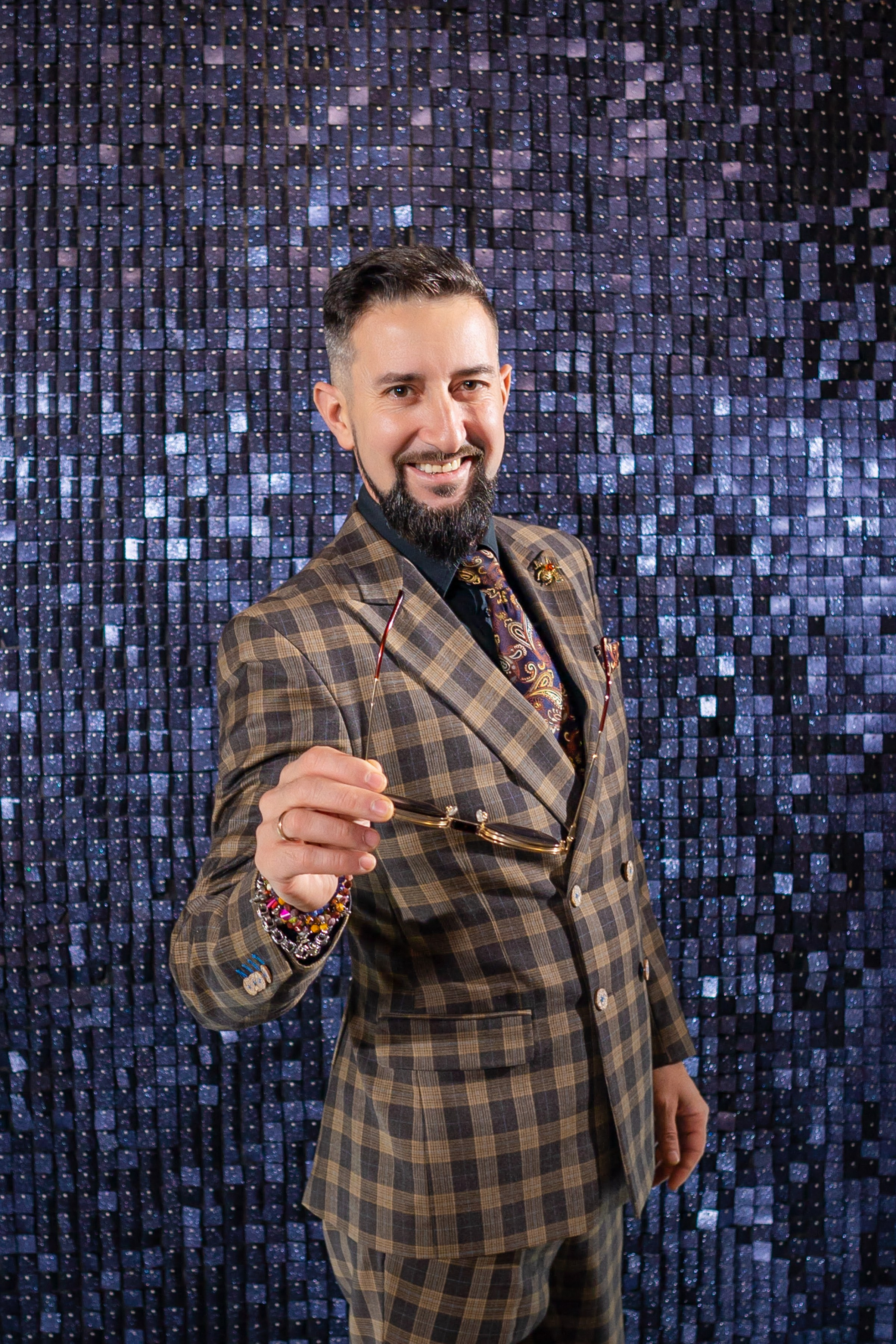 Фотография ведущего на синем фоне Кемерово