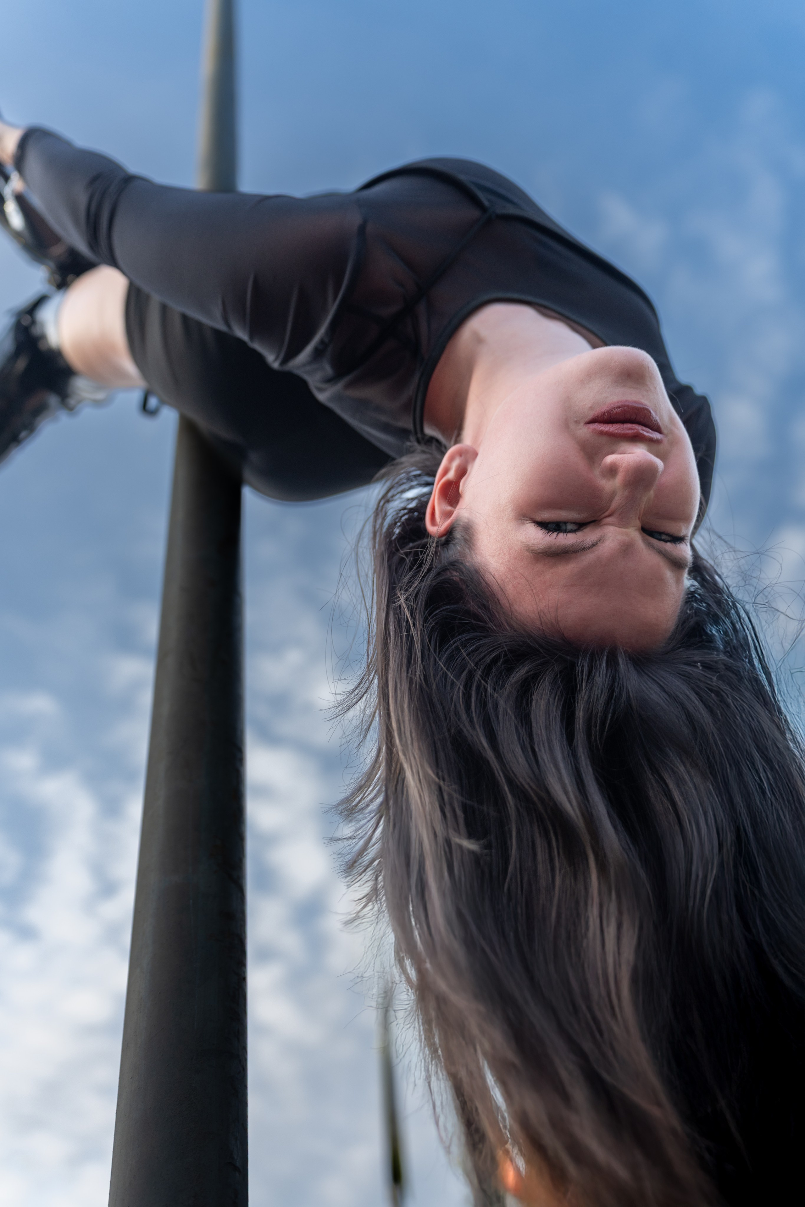 Стрит фотосессия на пилоне. Портретный фотограф в Москве Фарид Леонов