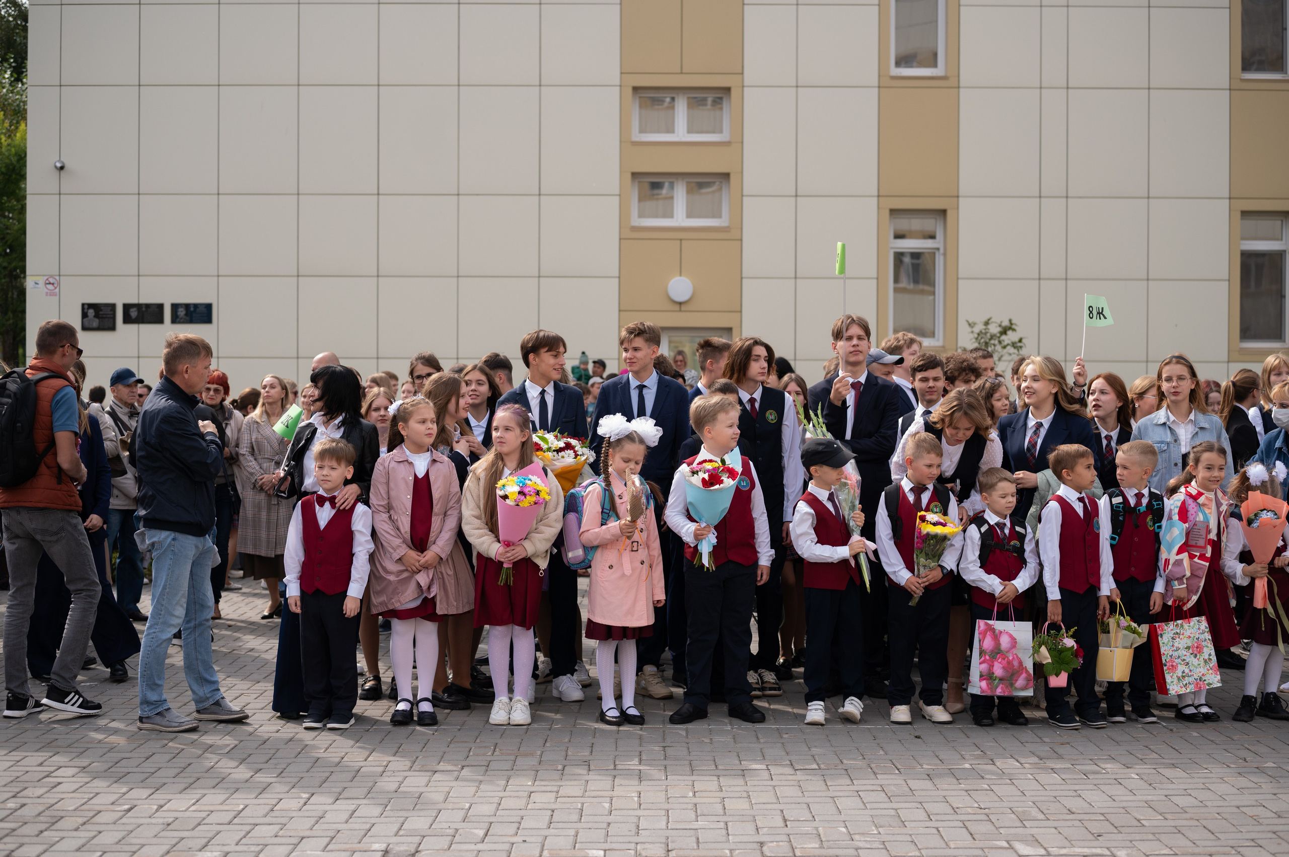 1 сентября 16 гимназия 2 класс (линейка + в классе+ на улице). Фотограф новорожденных, семейный детский в Тюмени Татьяна Морозова