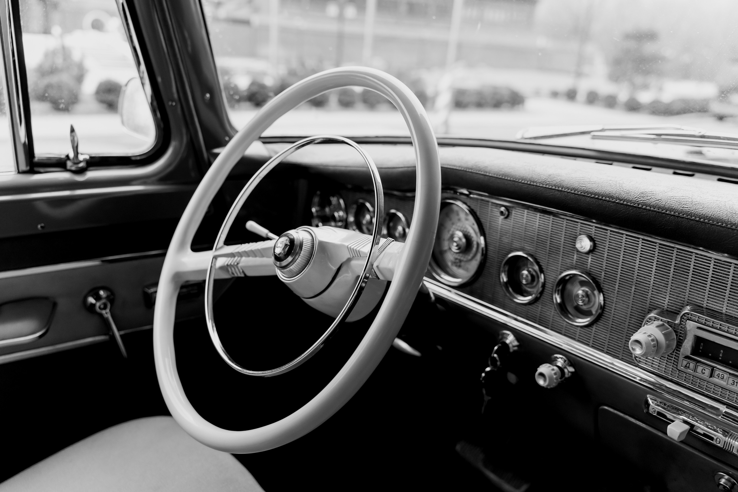 Свадебный фотограф в Москве. Свадебный фотограф Видное, Бутово, Домодедово, Щербинка, Царицыно. Свадебная фотосессия и сборы невесты в отеле Soluxe. Регистрация брака во дворце бракосочетания ВДНХ. Свадьба на ВДНХ. Свадебная фотосессия с ретро автомобилем Чайка. 