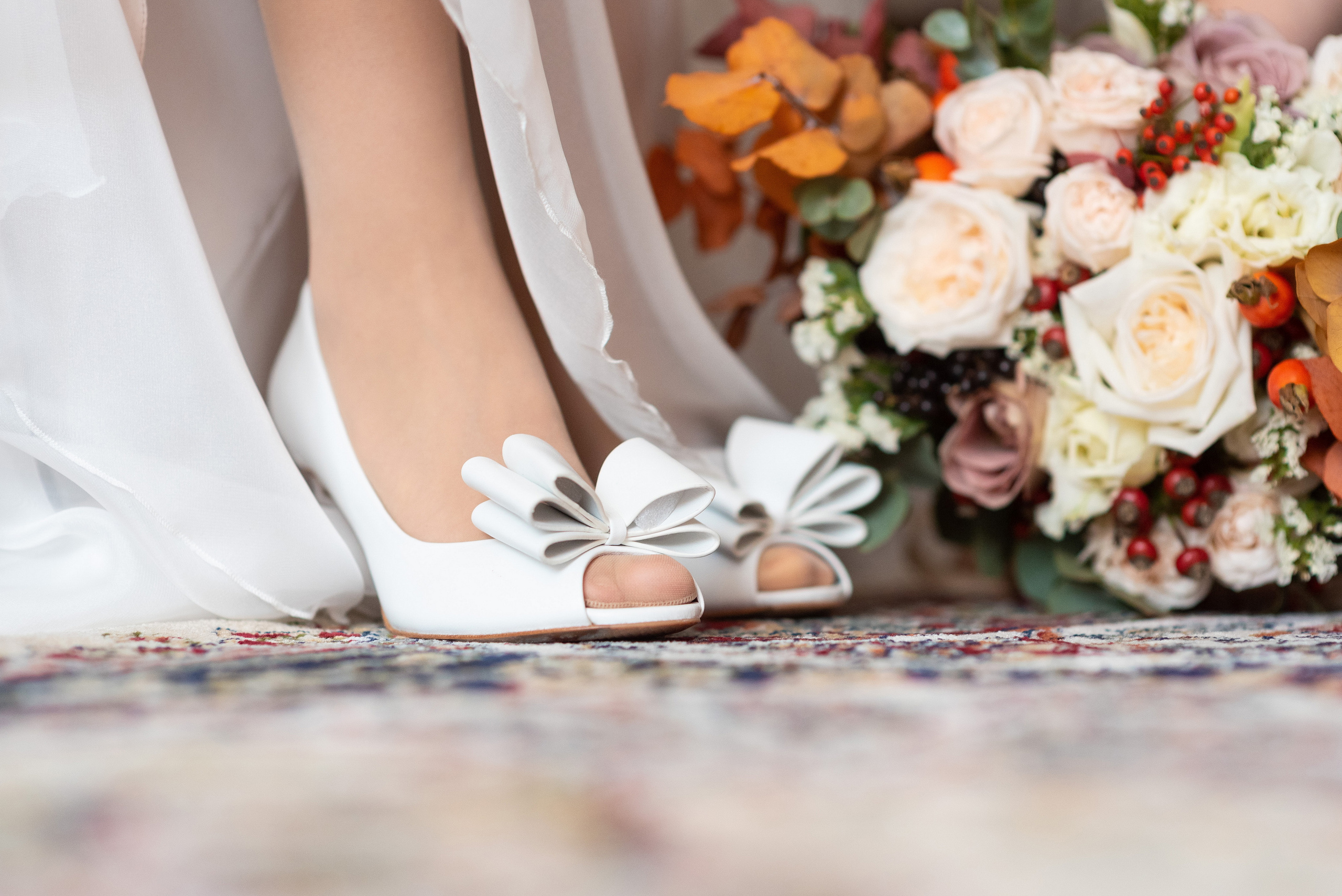 Свадебные туфли и букет невесты