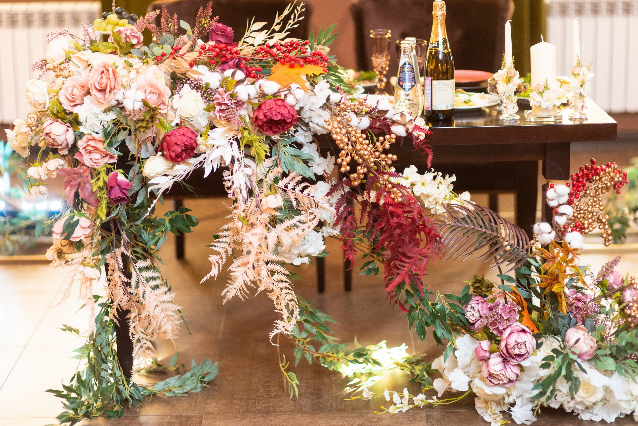 Осеннее оформление стола молодоженов