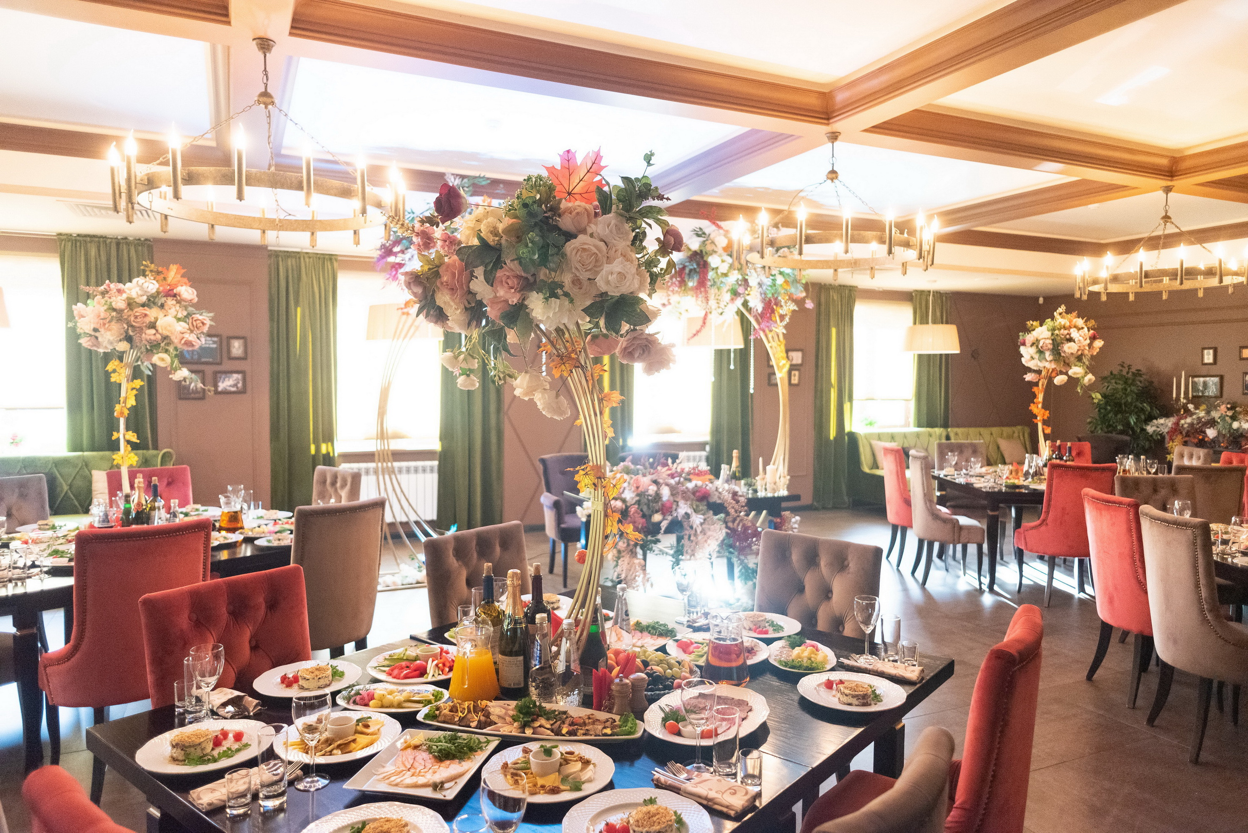 Осенний свадебный декор зала