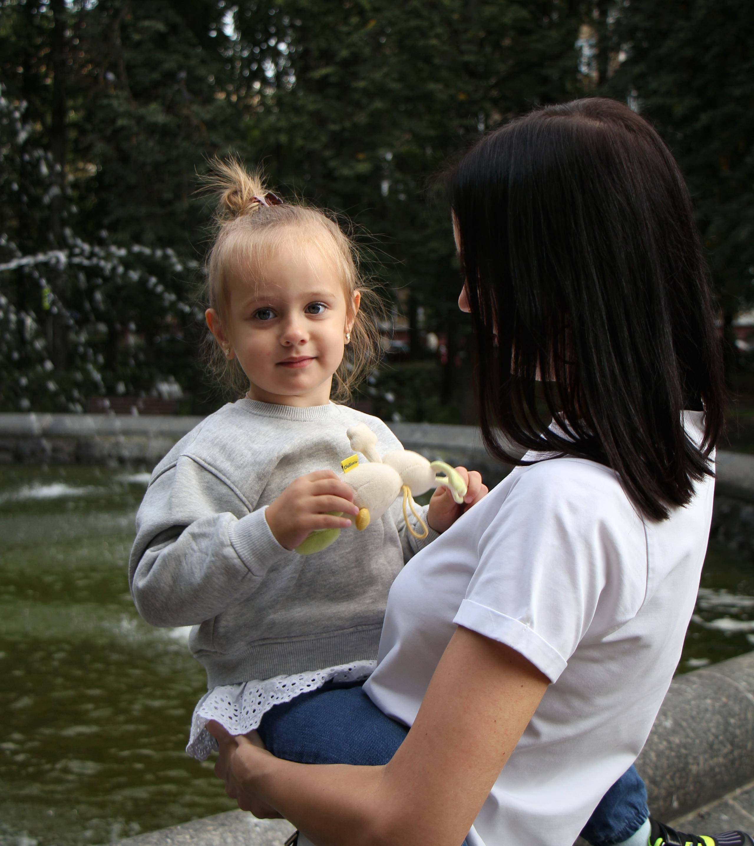 Аня с мамой на прогулке. Портретный фотограф Москва