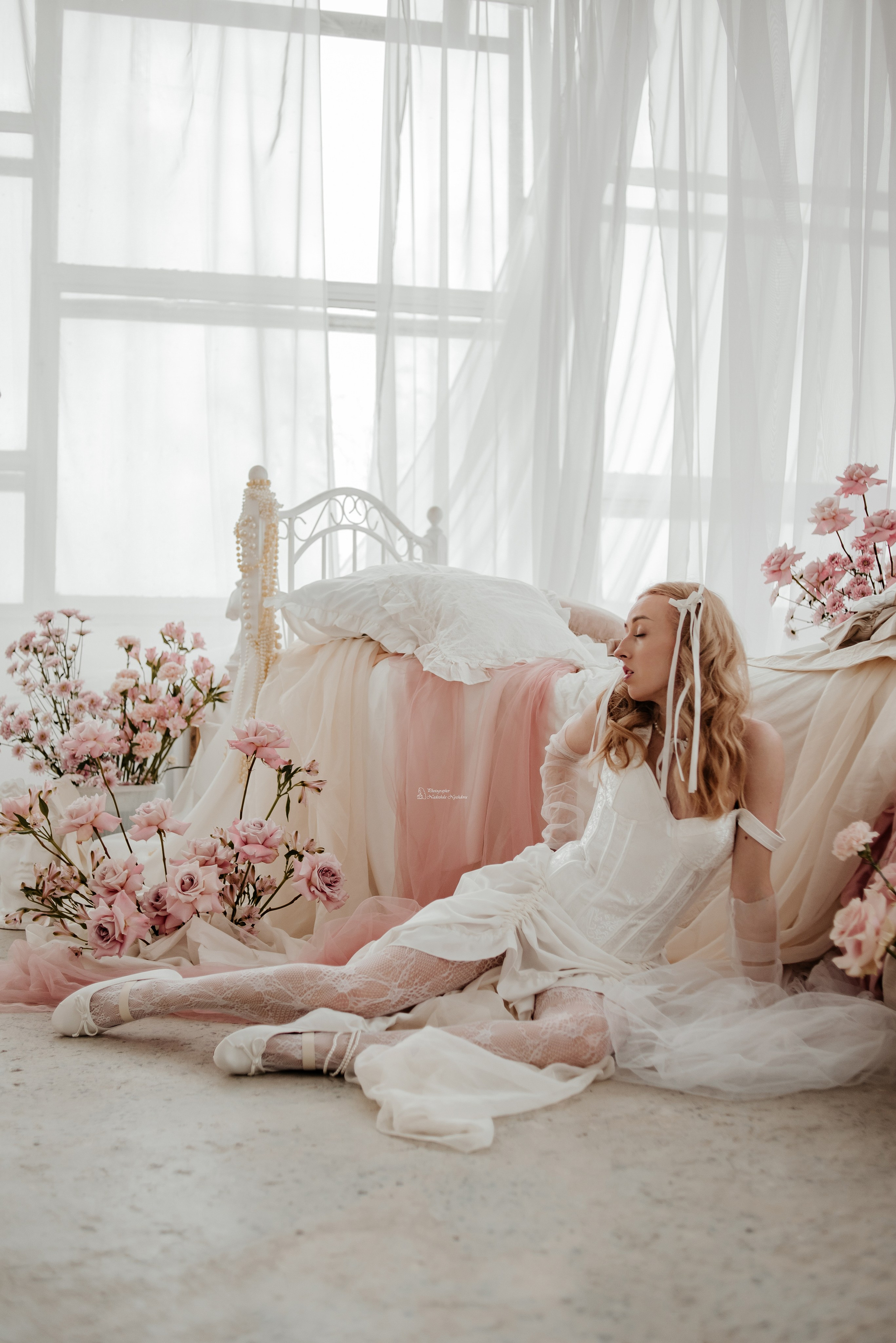 Фотограф: [https://vk.com/capella.photo|Надежда Нуждова]Модель и одежда: [https://vk.com/id14914449|Jannet Just]Макияж и причёска: [https://vk.com/mua_barbiee|Визажист-стилист mua_barbiee]Организатор: [https://vk.com/creative_photoday|creative photoday]Место: [https://vk.com/zapadstudiospb|Фотостудия Zapad]