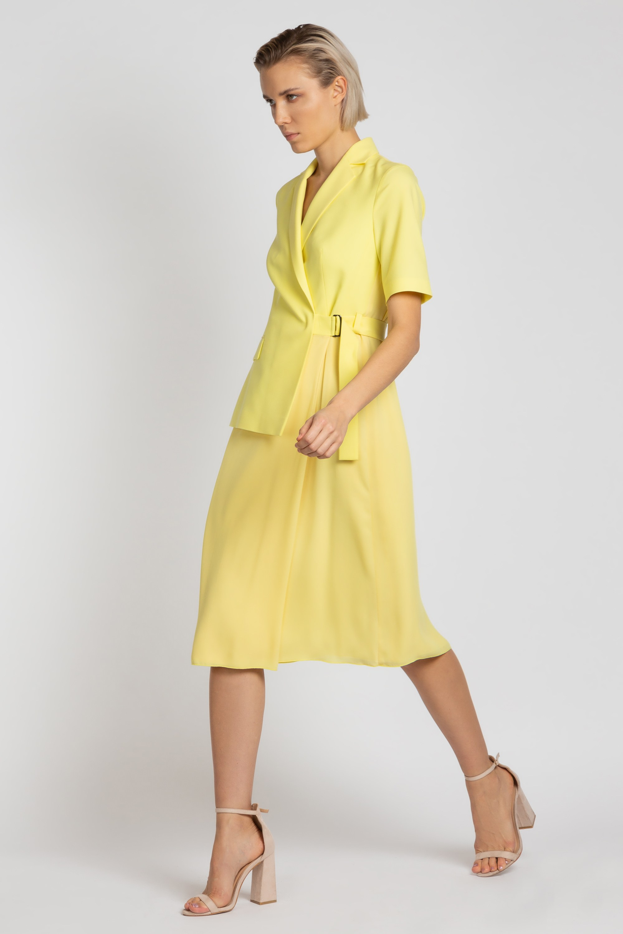 Каталожная фотосъемка на цветном фоне