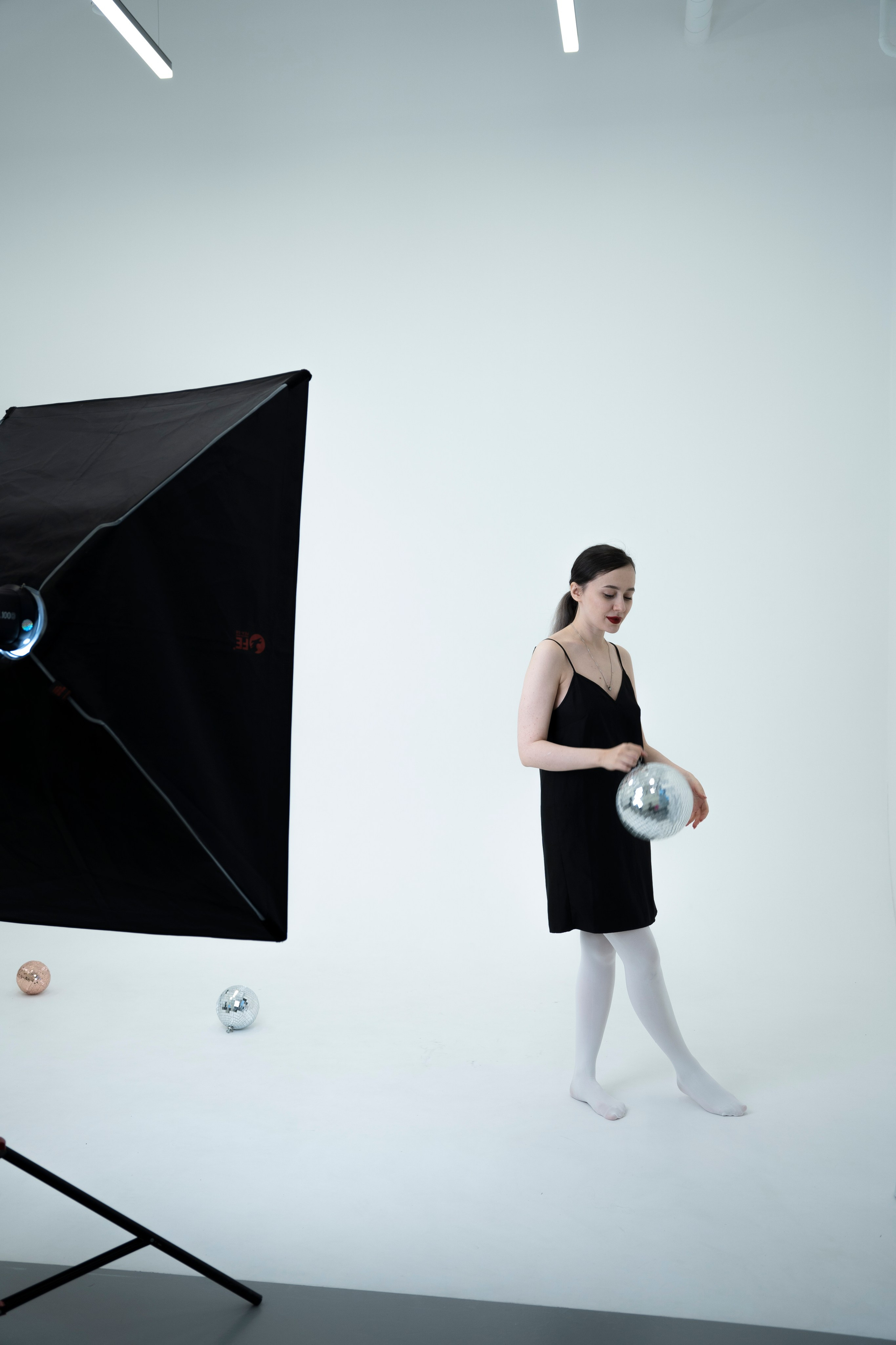 ДЕВОЧКА НА ШАРЕ. Главная