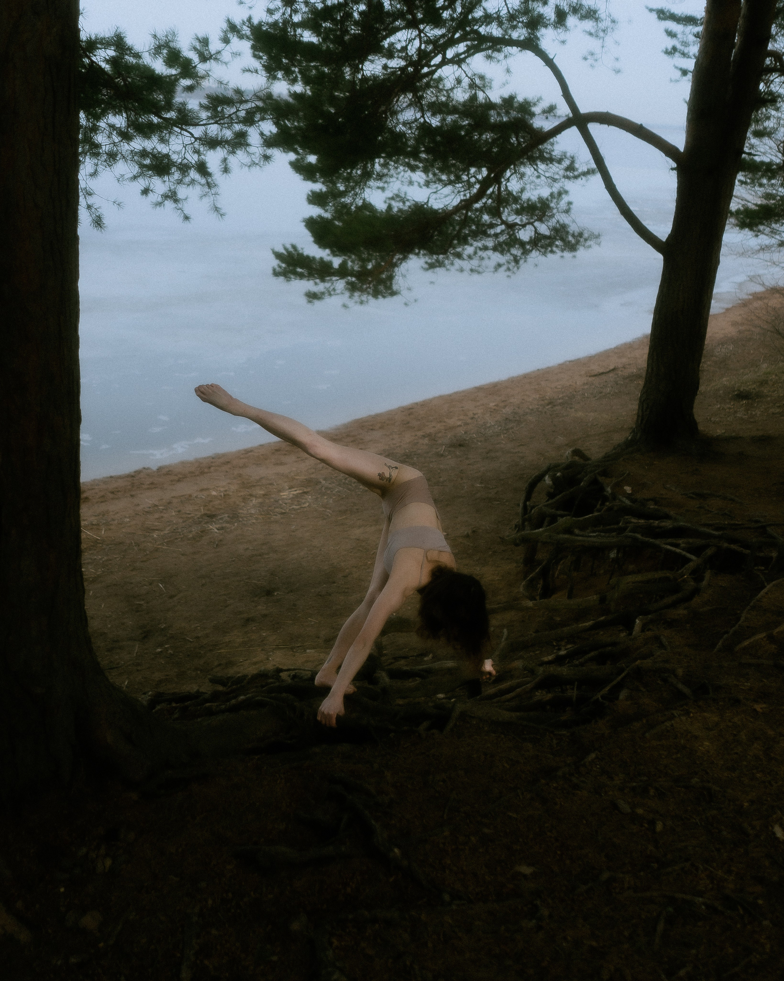 Лес и тело в диалоге, эстетика тишины и движения, будуарная фотосессия, Петербург