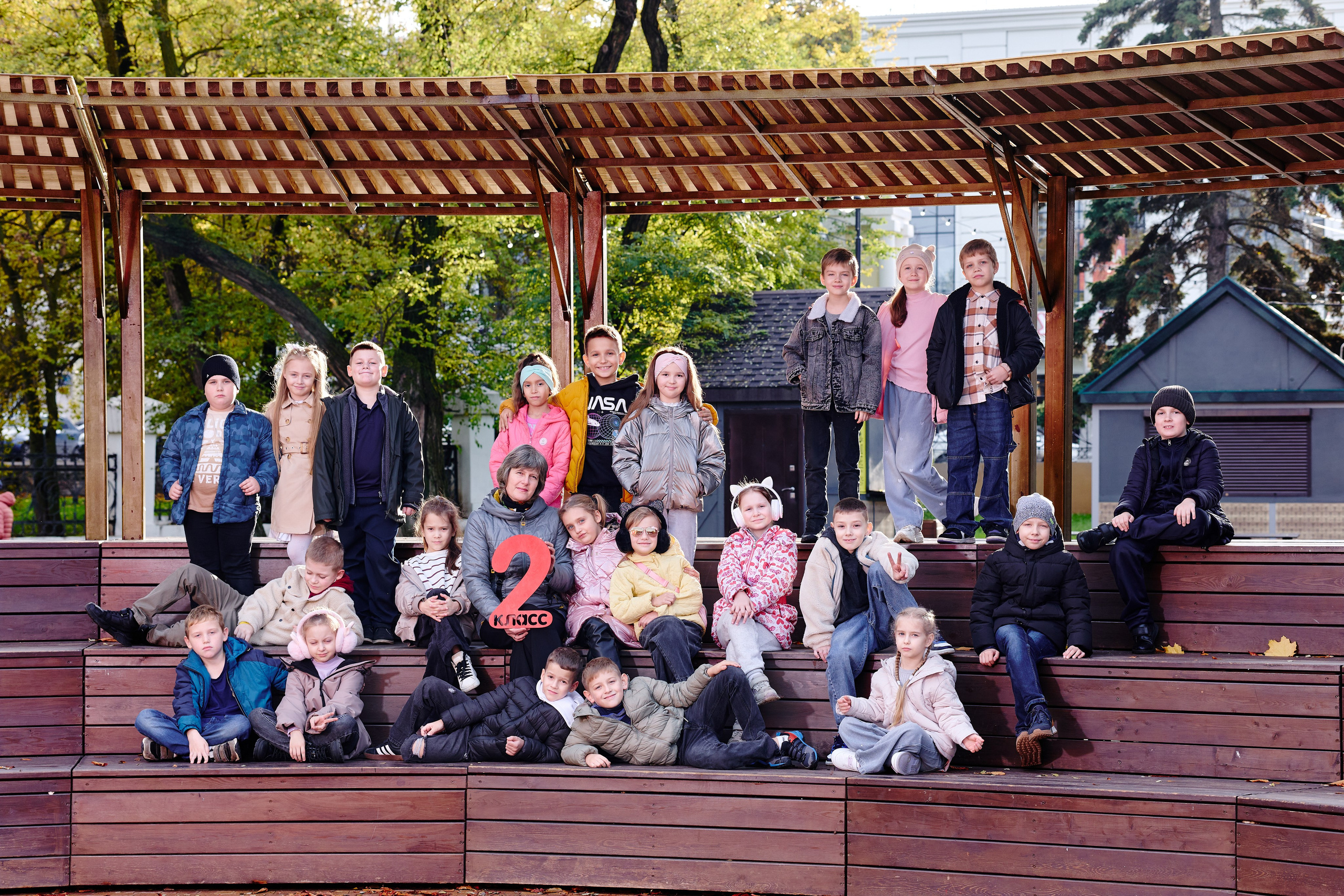 Прогулка в парке классом. Фотограф Выпускные альбомы Таганрог Сергей Коробченко