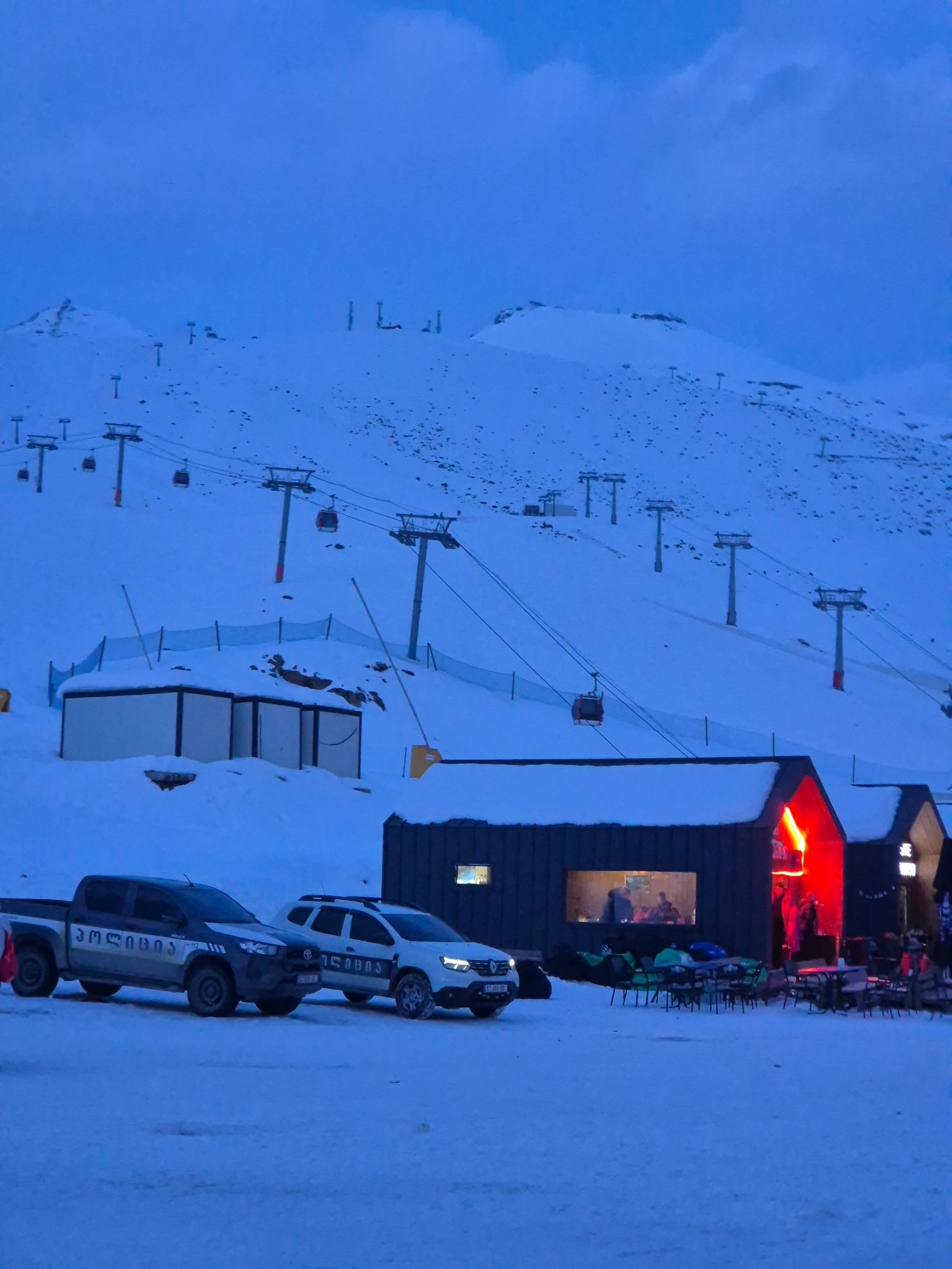 Оперативно собрались и, поменяв планы, уехали в ночь во Владикавказ в 11 вечера. Под снегопад сняли все кресла с подъемников