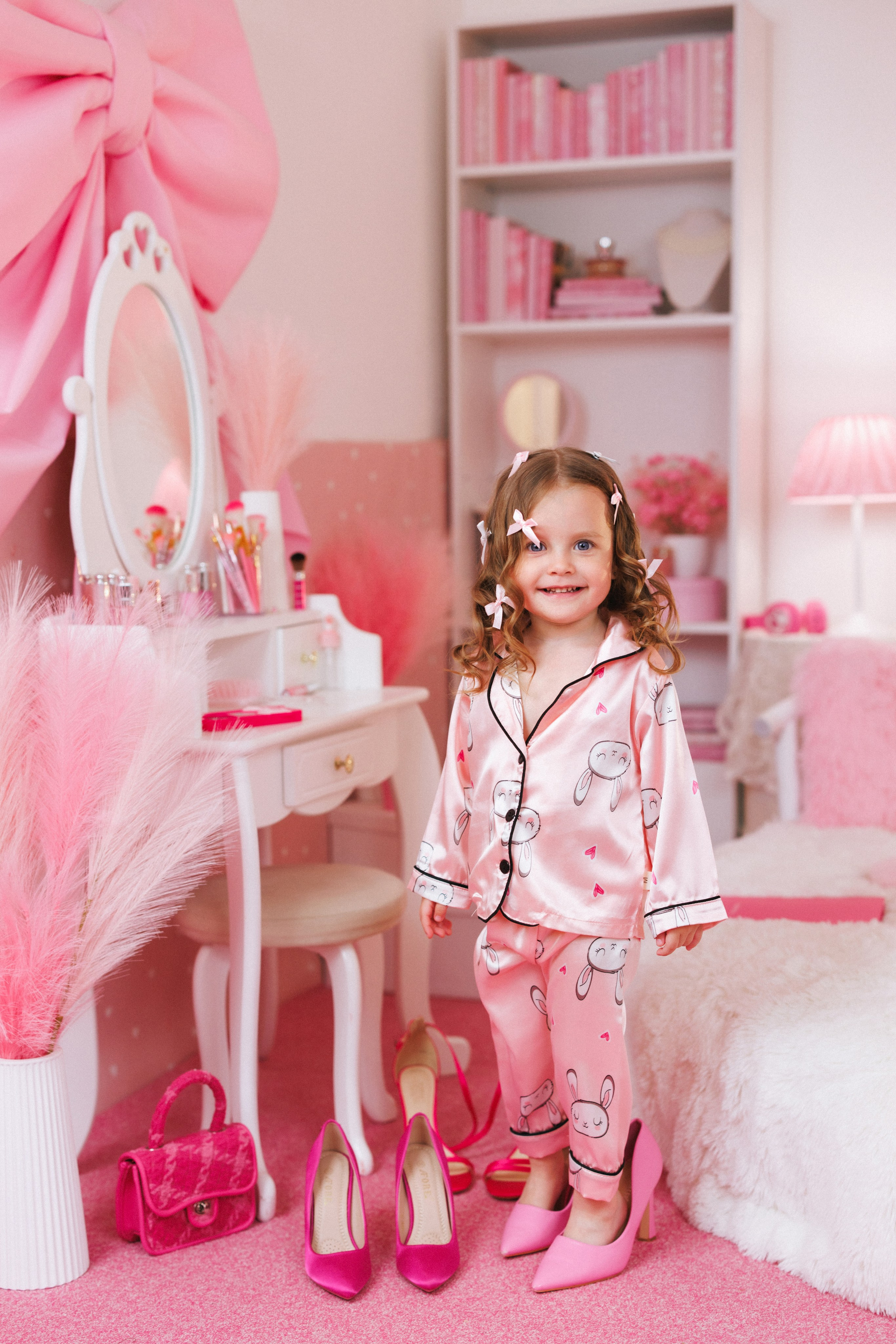 Фотосессия для девочек в интерьере розовой комнаты. Семейный и детский фотограф в Краснодаре Анна Трашкова