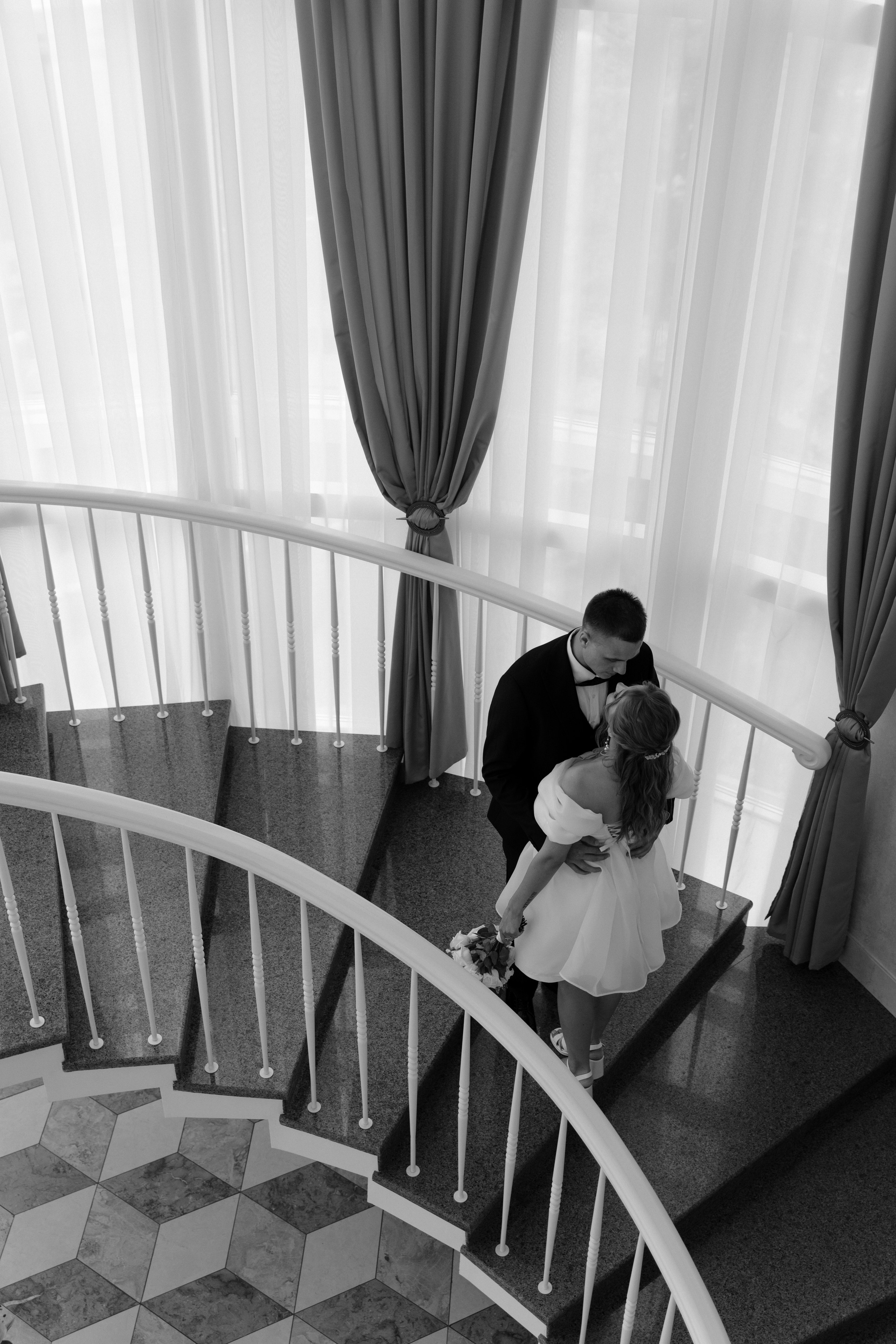 Фото пары в ЗАГСе на лестнице 