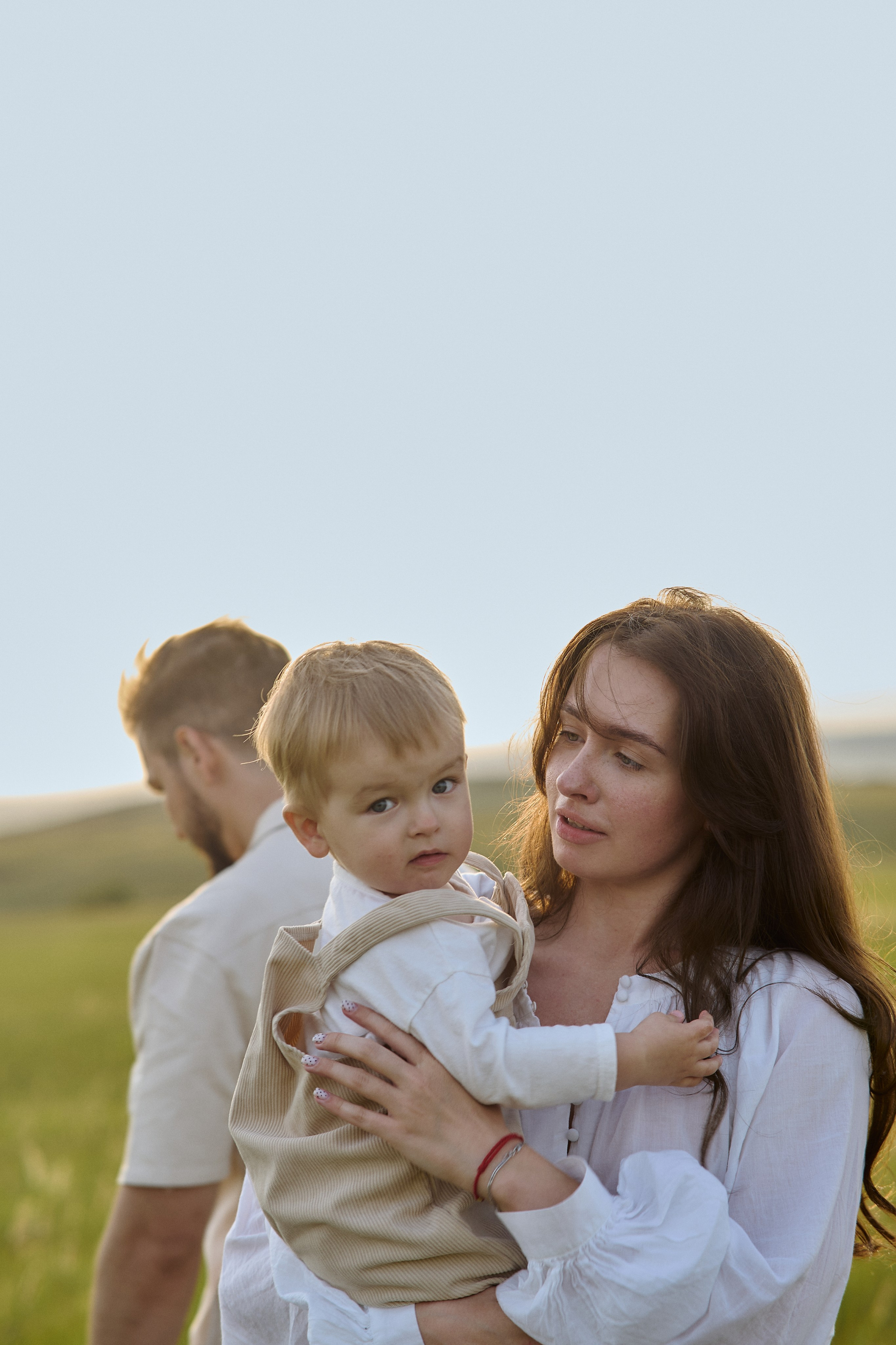 Шамиль, Аня и Марс в поле с барашками. Семейный и свадебный lifestyle-фотограф в Москве Мария Петрова