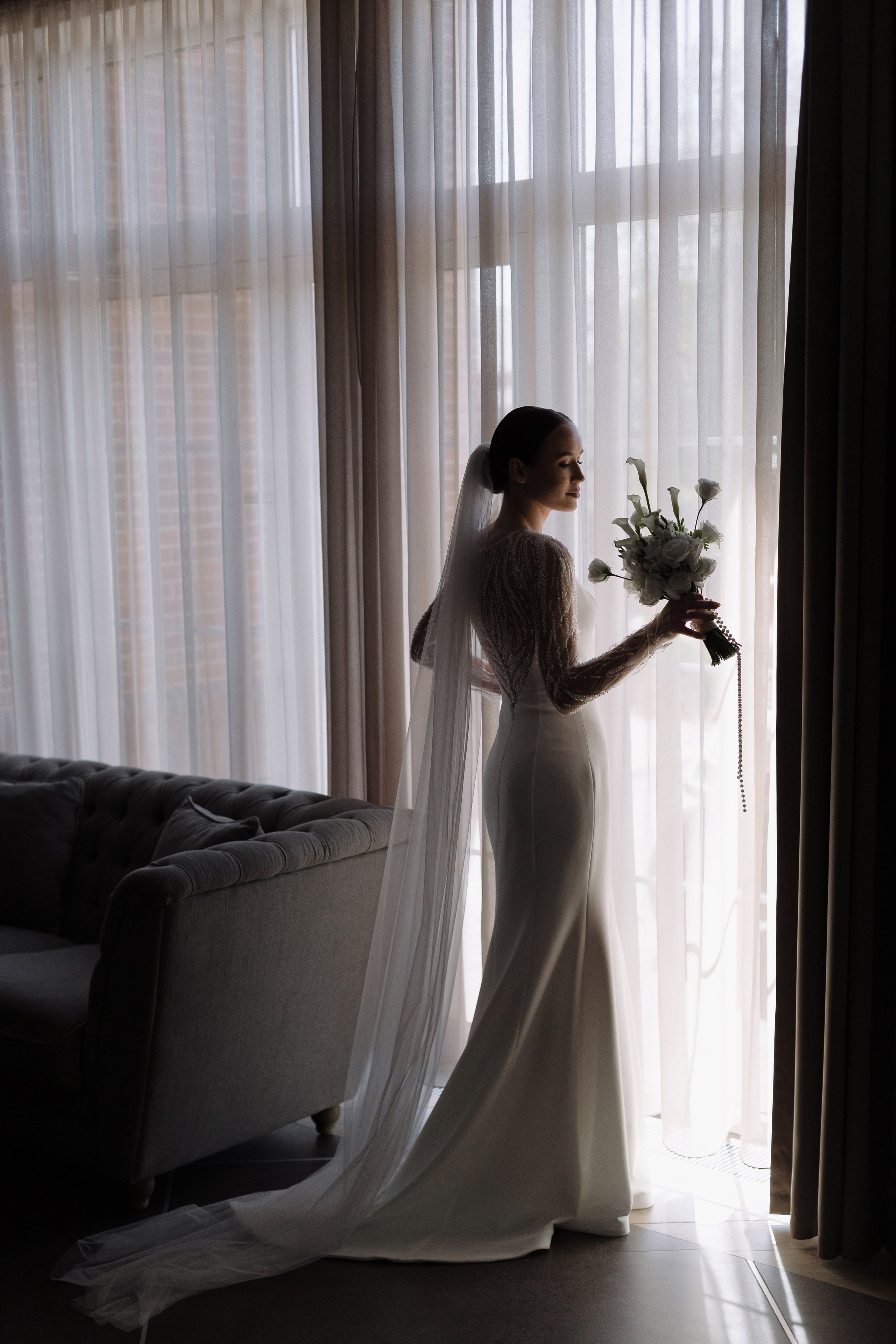 Невеста у окна с букетом во время свадебных сборов в Golden Horse, Таганрог