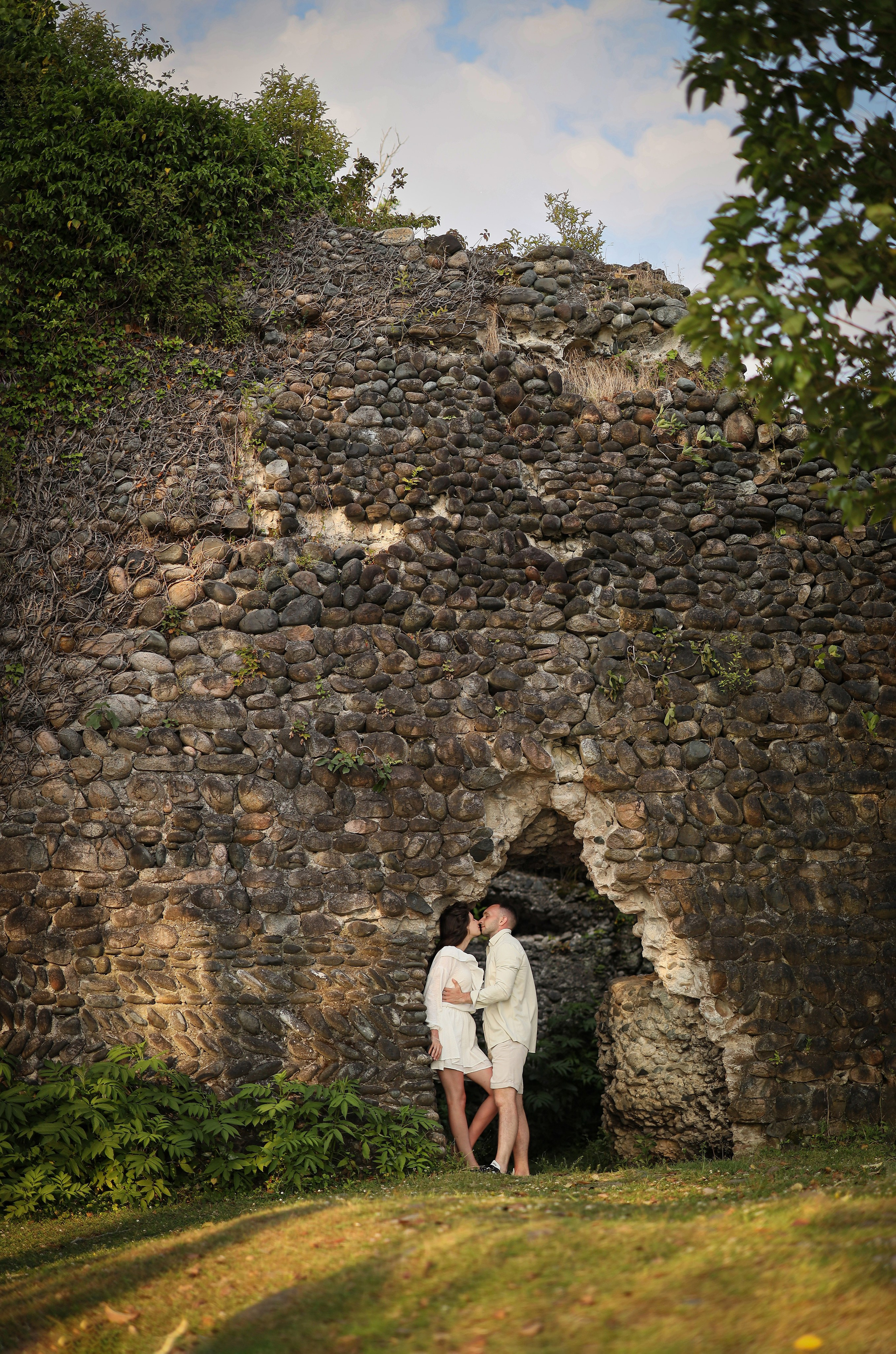 Фото — прогулка у крепости Сан Томазо. Абхазия. Свадебный и семейный фотограф в Абхазии Жанна Соснина