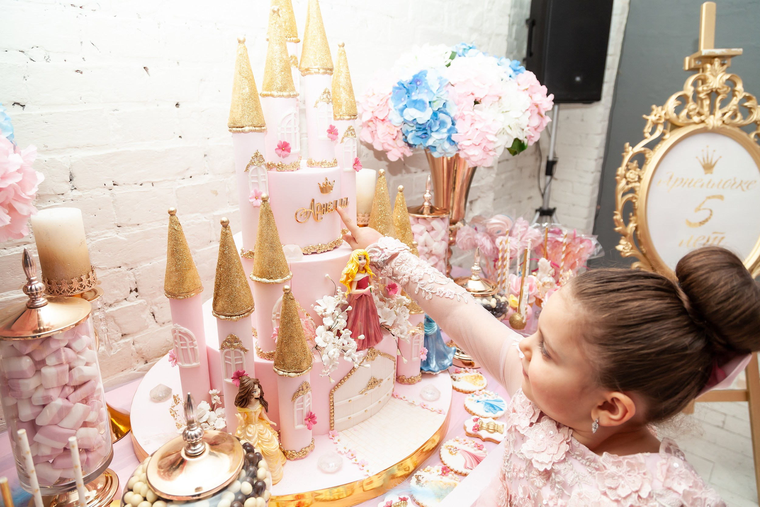 Девочка трогает торт