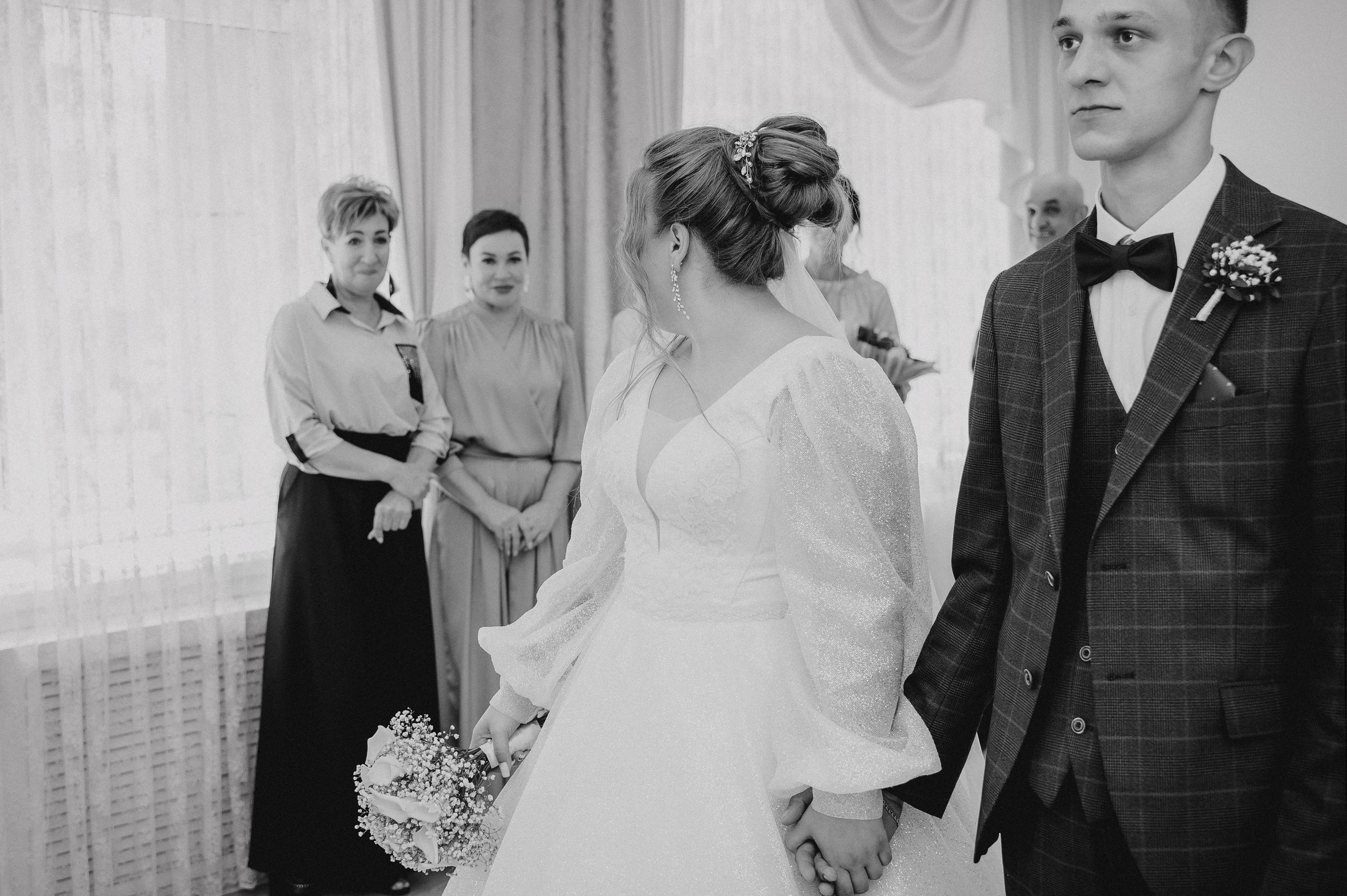 Гранд-картина с невестой в белом, женихом в костюме и шикарным автомобилем. Профессиональный фотограф из Новосибирска — Саша Кё.