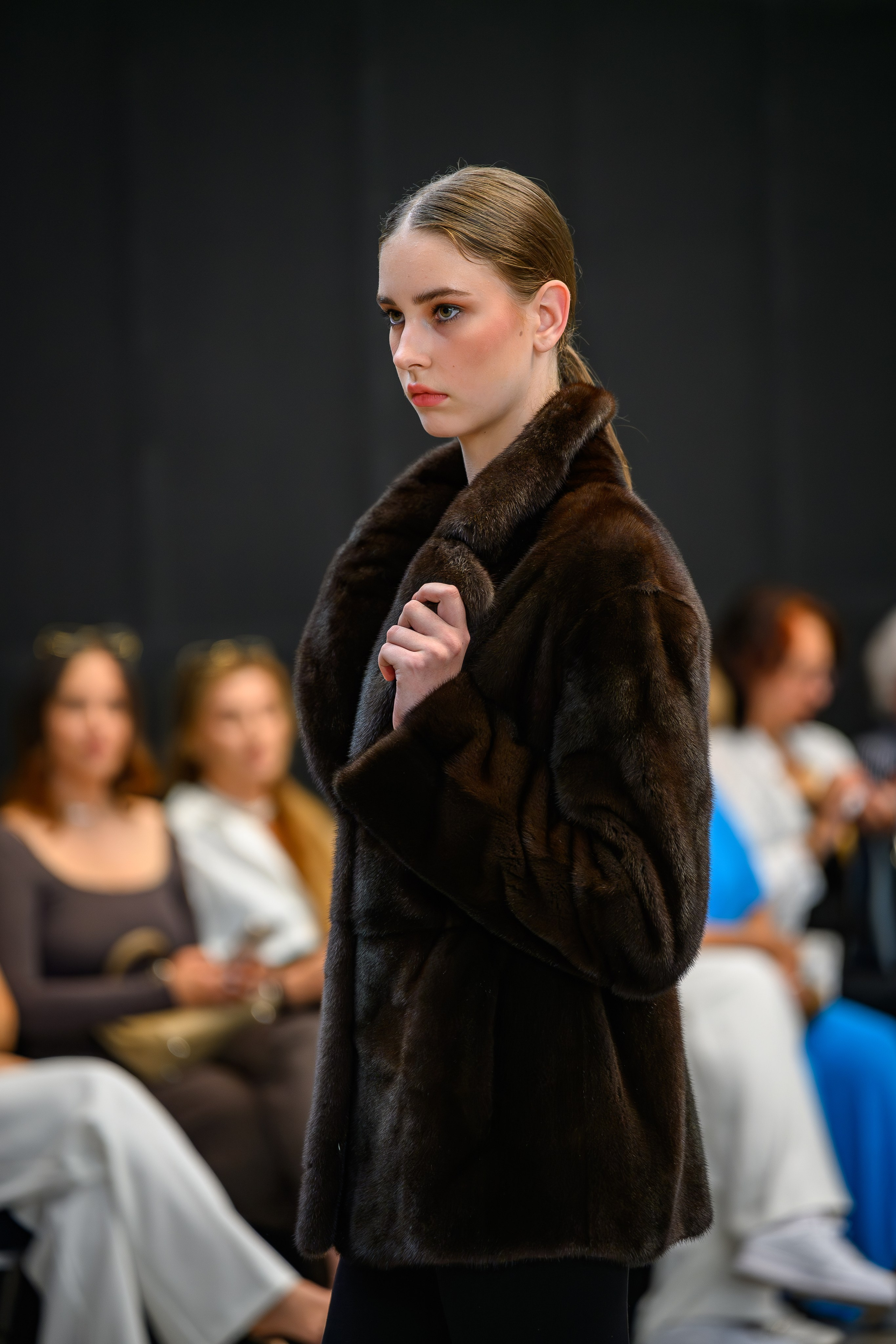 Репортажная фотосъемка Дефиле / Показ мод в Москве. Интерьерный & Репортажный фотограф Озеров Денис, г. Москва