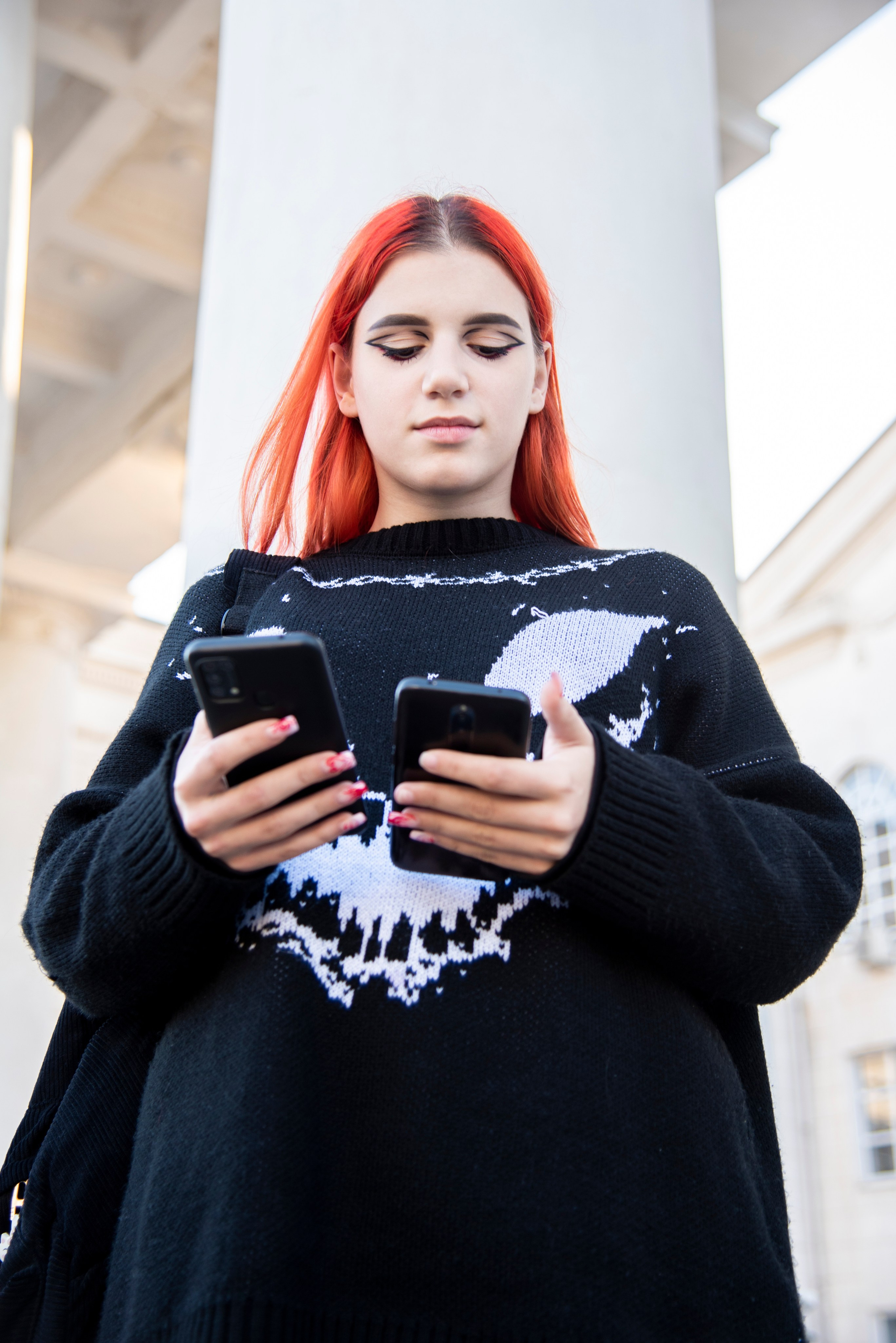 Портет девушки. вид снизу. красные волосы. стрелки