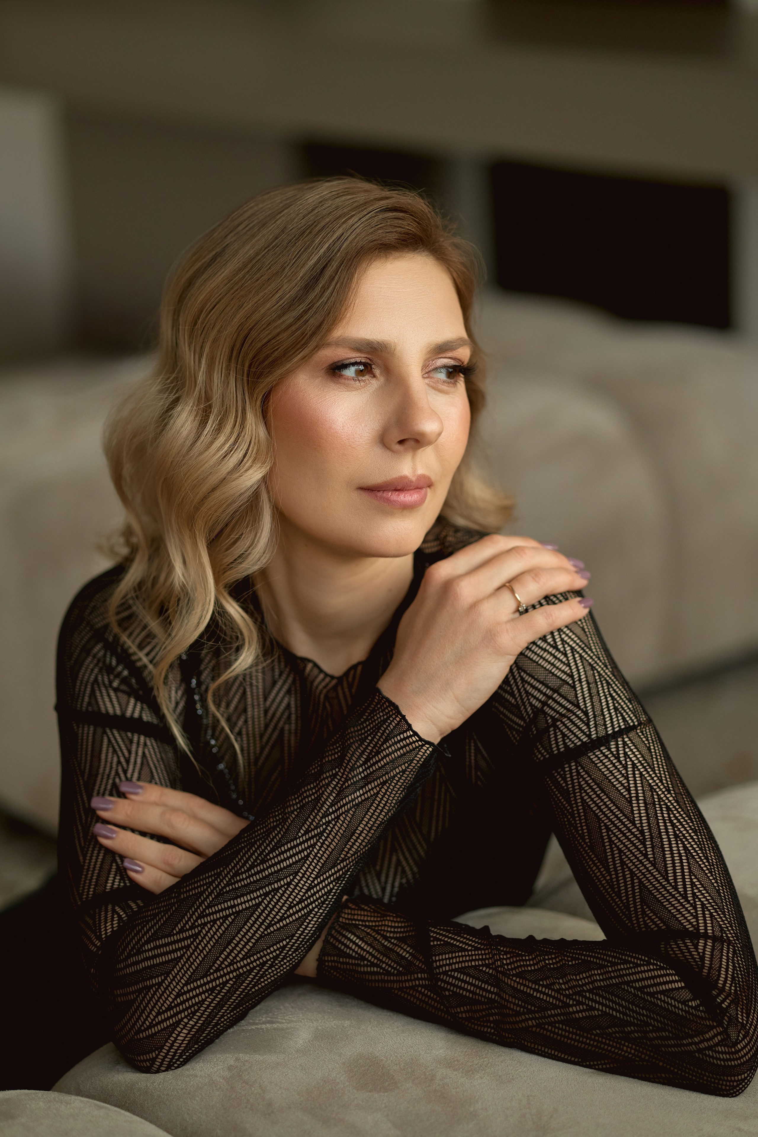 Парная фотосессия в студии с панорамными окнами. Сестры Карабаза. Фотографы и ретушеры в Москве и Санкт-Петербурге