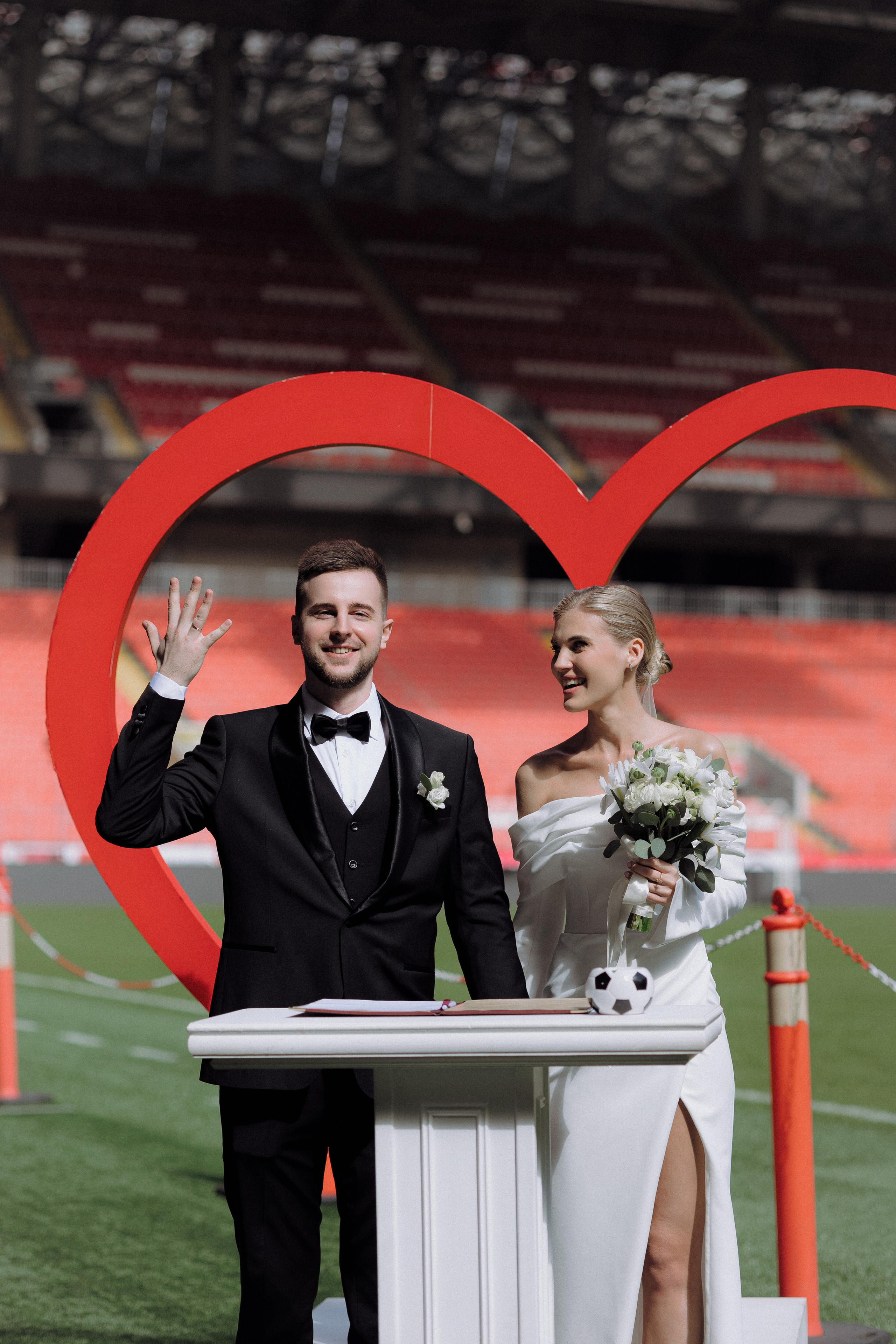 Свадебная фотосессия на стадионе Спартак. Свадебный фотограф в Москве. свадебная фотосессия Москва. Фотограф в Москве Валерия Рожкова