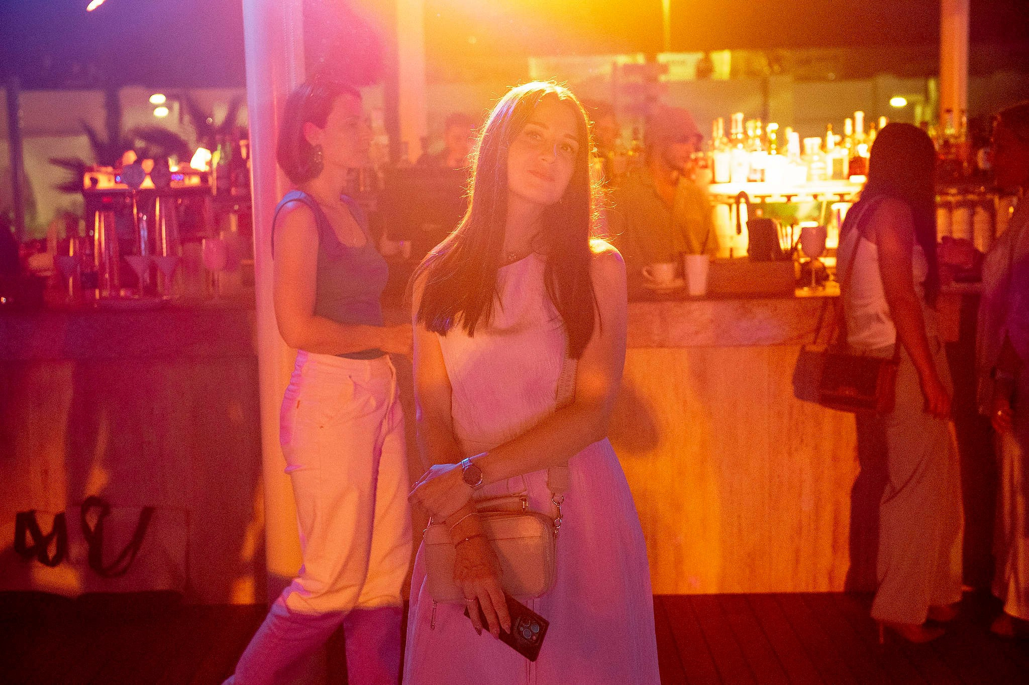 Девушка на вечеринке для брокеров краснодарского девелопера Astrum Group в&nbsp;рамках проекта возведения гостиничного комплекса Alean Resort Montvert в&nbsp;Сочи. Съемка для компании Astrum Group в 2024 году. 