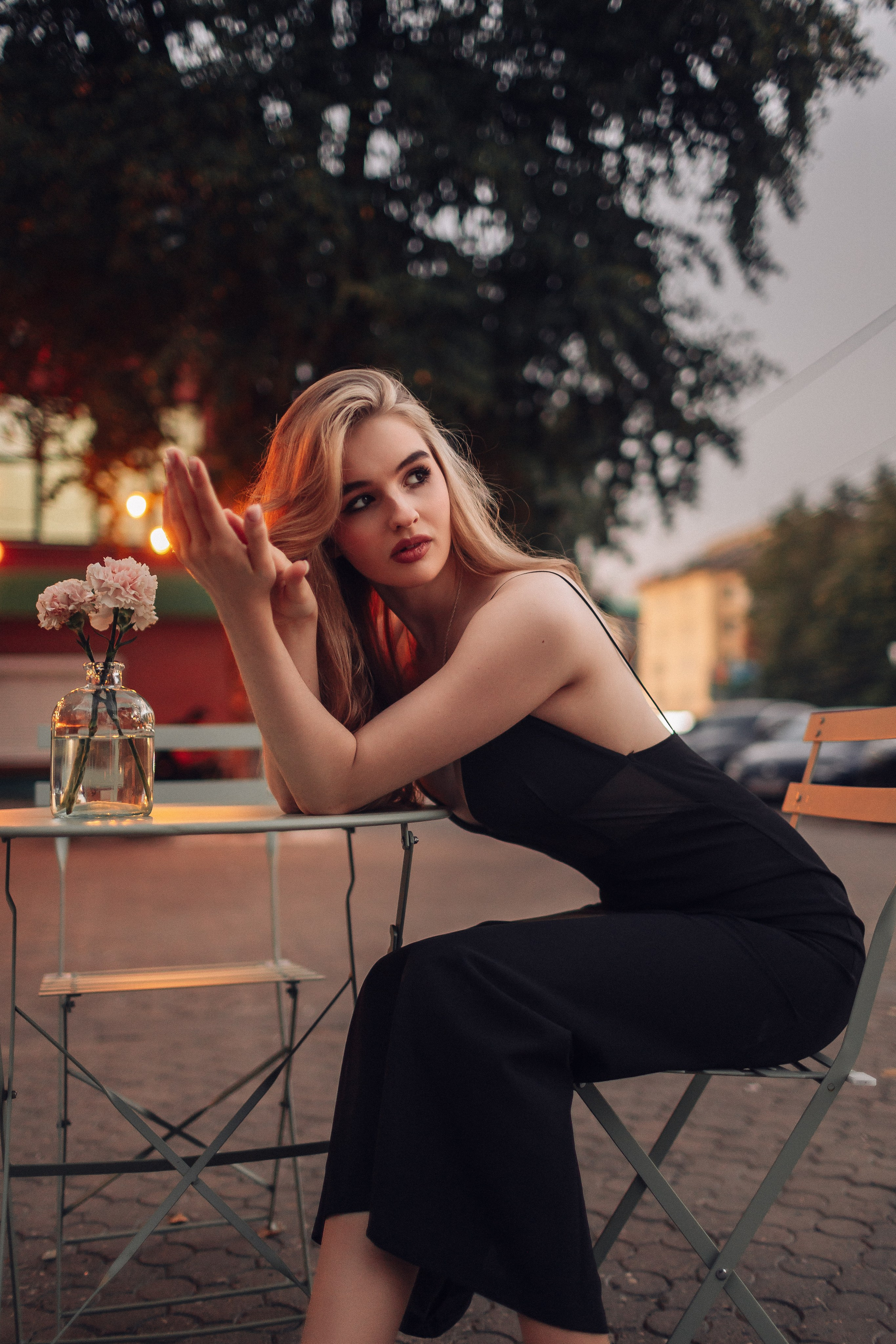 фотосессия вечер кафе красивое платье в пол