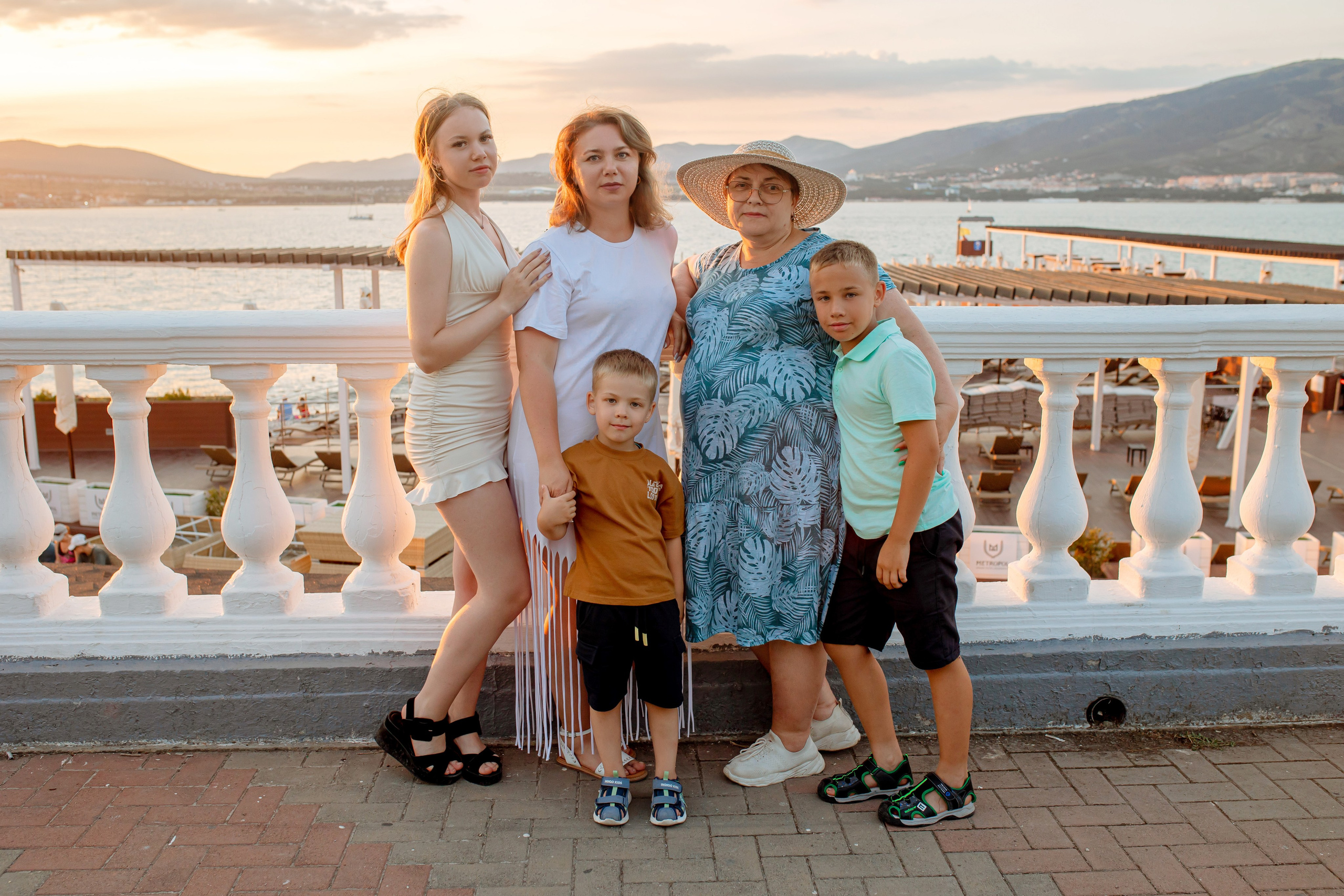 Анастасия с детьми и мамой. Wedding and family photographer in Gelendzhik Victoria Balashova