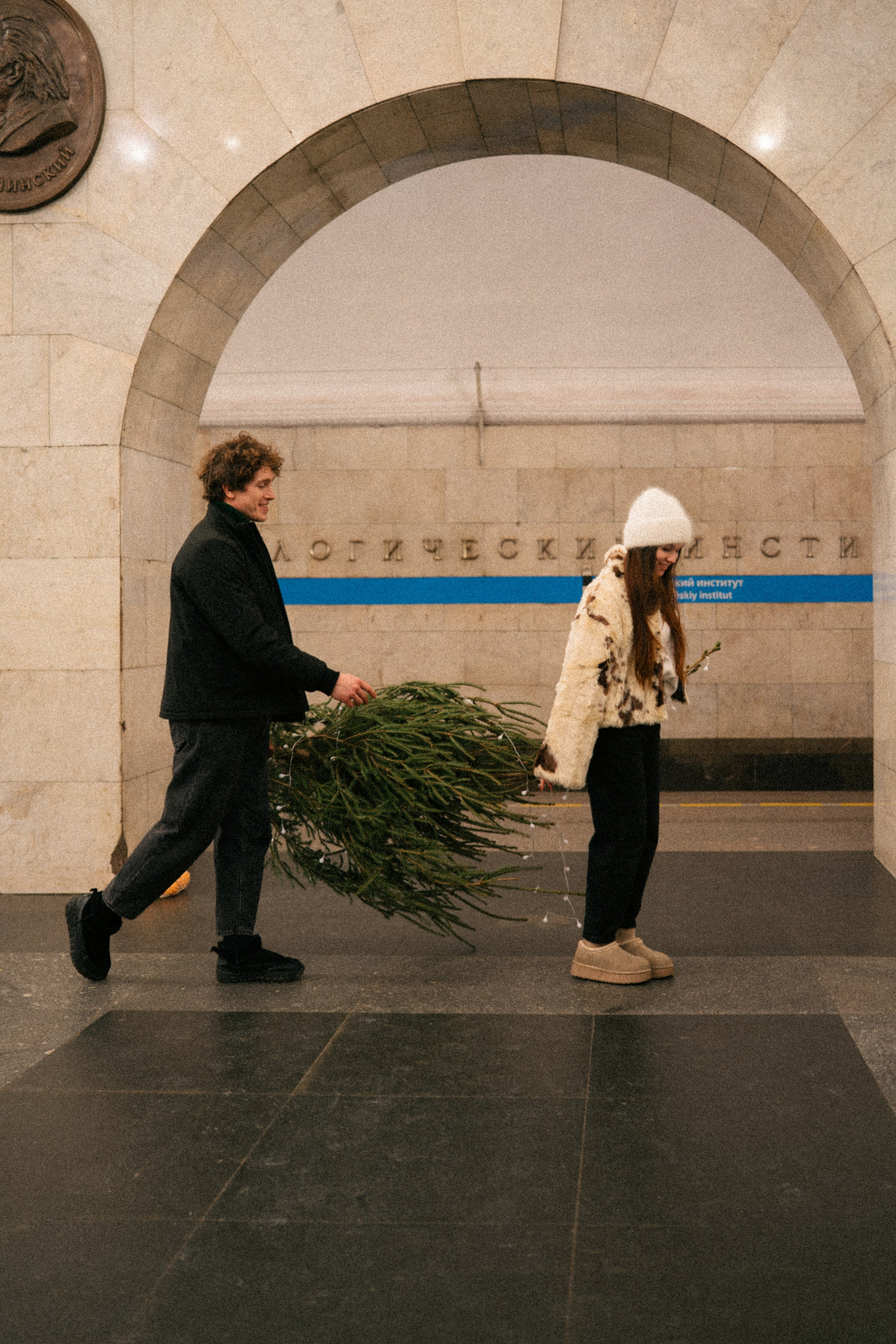 НОВОГОДНЯЯ ПРОГУЛКА ПАРЫ ПО ЧЕРНЫШЕВСКОЙ ПЕРЕД НОВЫМ ГОДОМ. Профессиональный фотограф, Санкт-Петербург — Виктория Богомолова