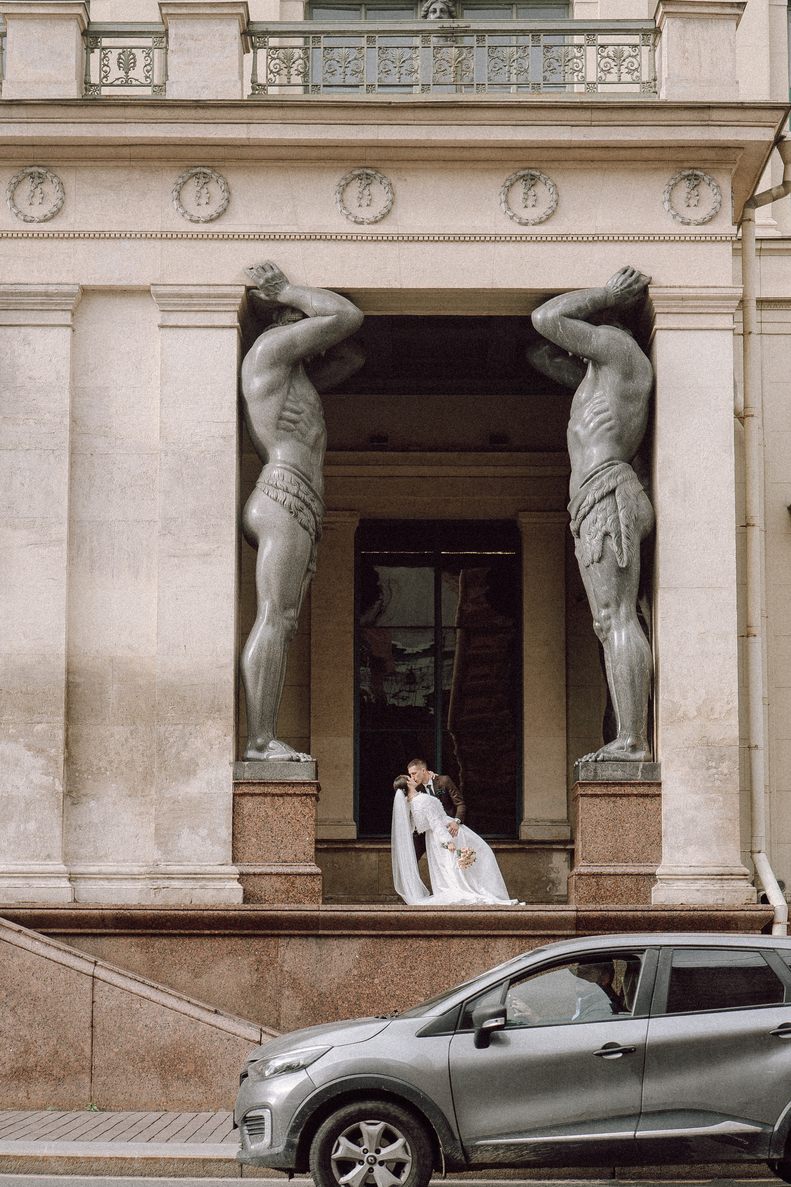 СВАДЕБНАЯ ПРОГУЛКА В САНТК-ПЕТЕРБУРГЕ (ИСАКИЕВСКИЙ СОБОР, ЗИМНЯЯ КАНАВКА, ЭРМИТАЖ И БОЛЬШАЯ МОРСКАЯ УЛИЦА). Профессиональный фотограф, Санкт-Петербург — Виктория Богомолова